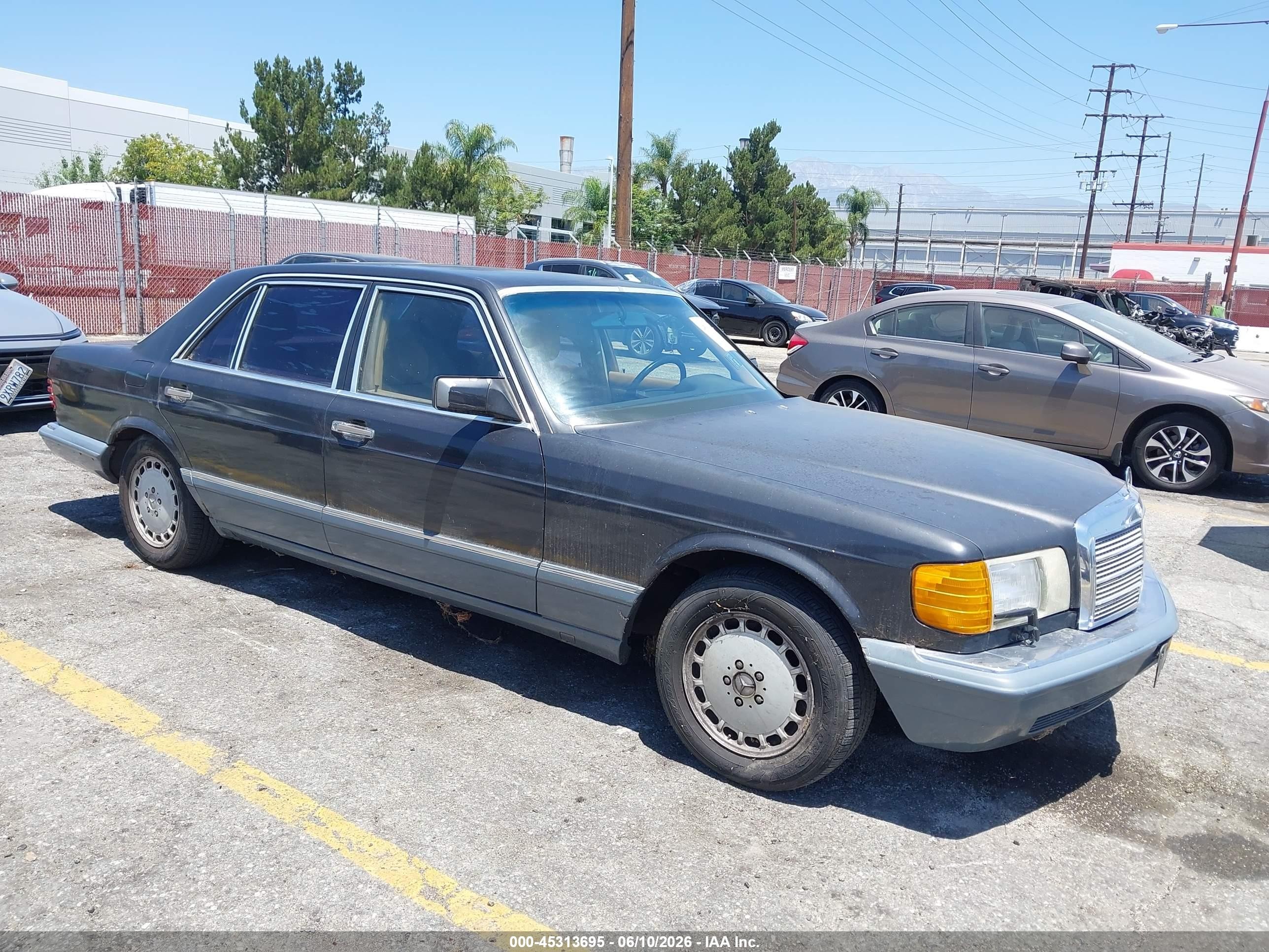 1990 Mercedes-Benz 560, VIN WDBCA39E2LA501303 — Normal wear