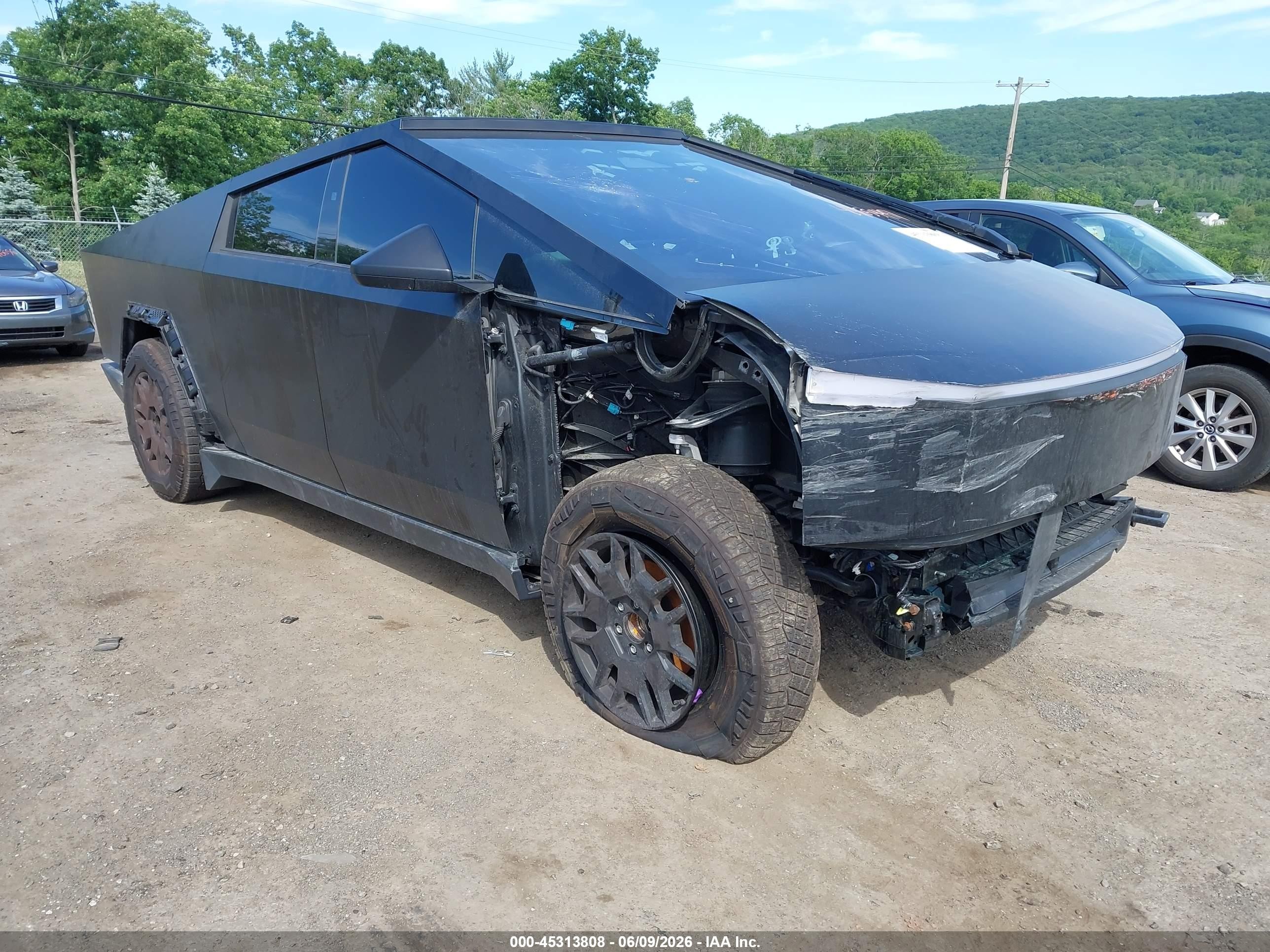 2024 Tesla Cybertruck Cyberbeast, VIN 7G2CEHEE0RA022767 — Front end