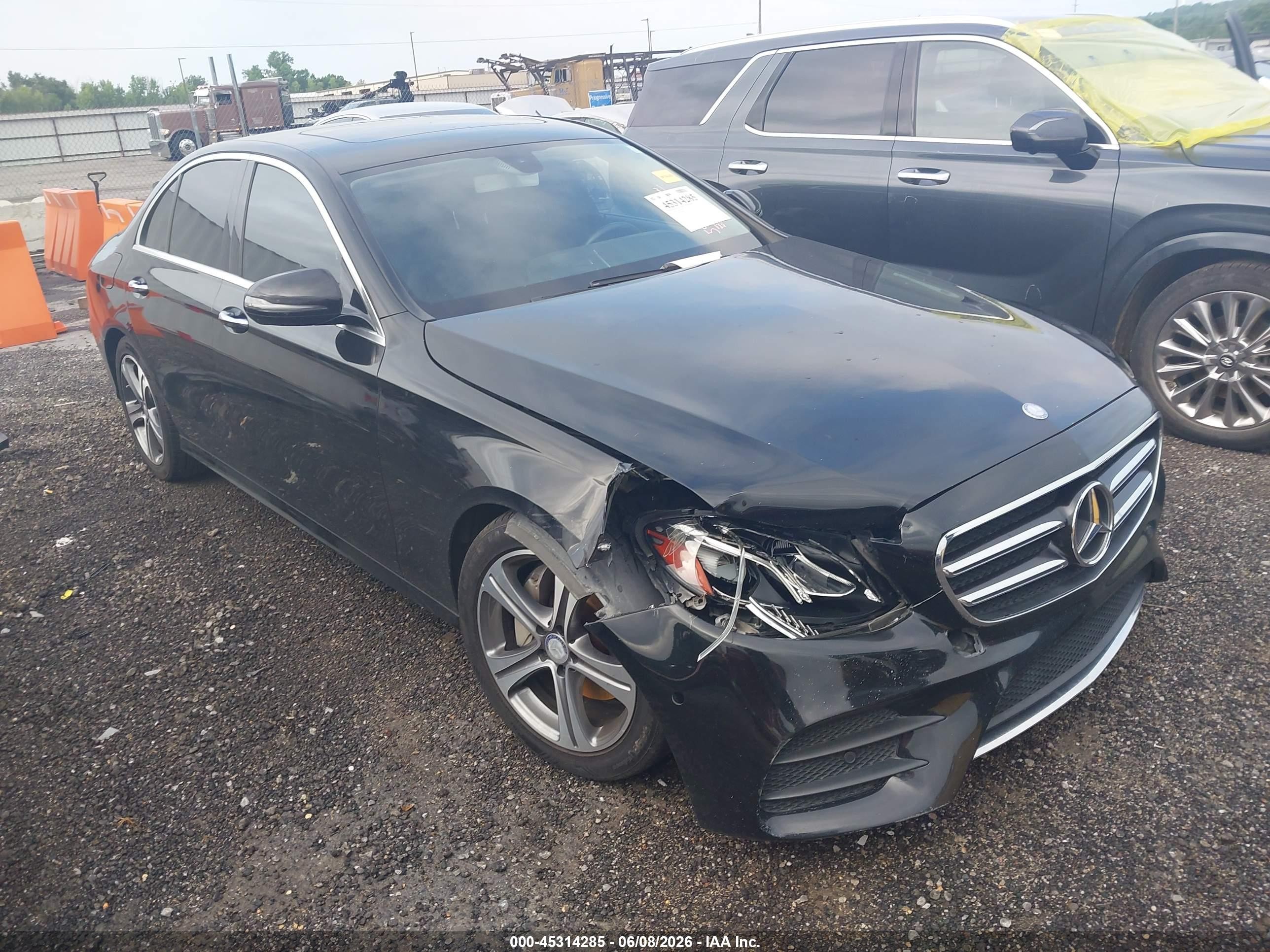 2017 Mercedes-Benz E 300 Luxury, VIN WDDZF4JB2HA066980 — Front end
