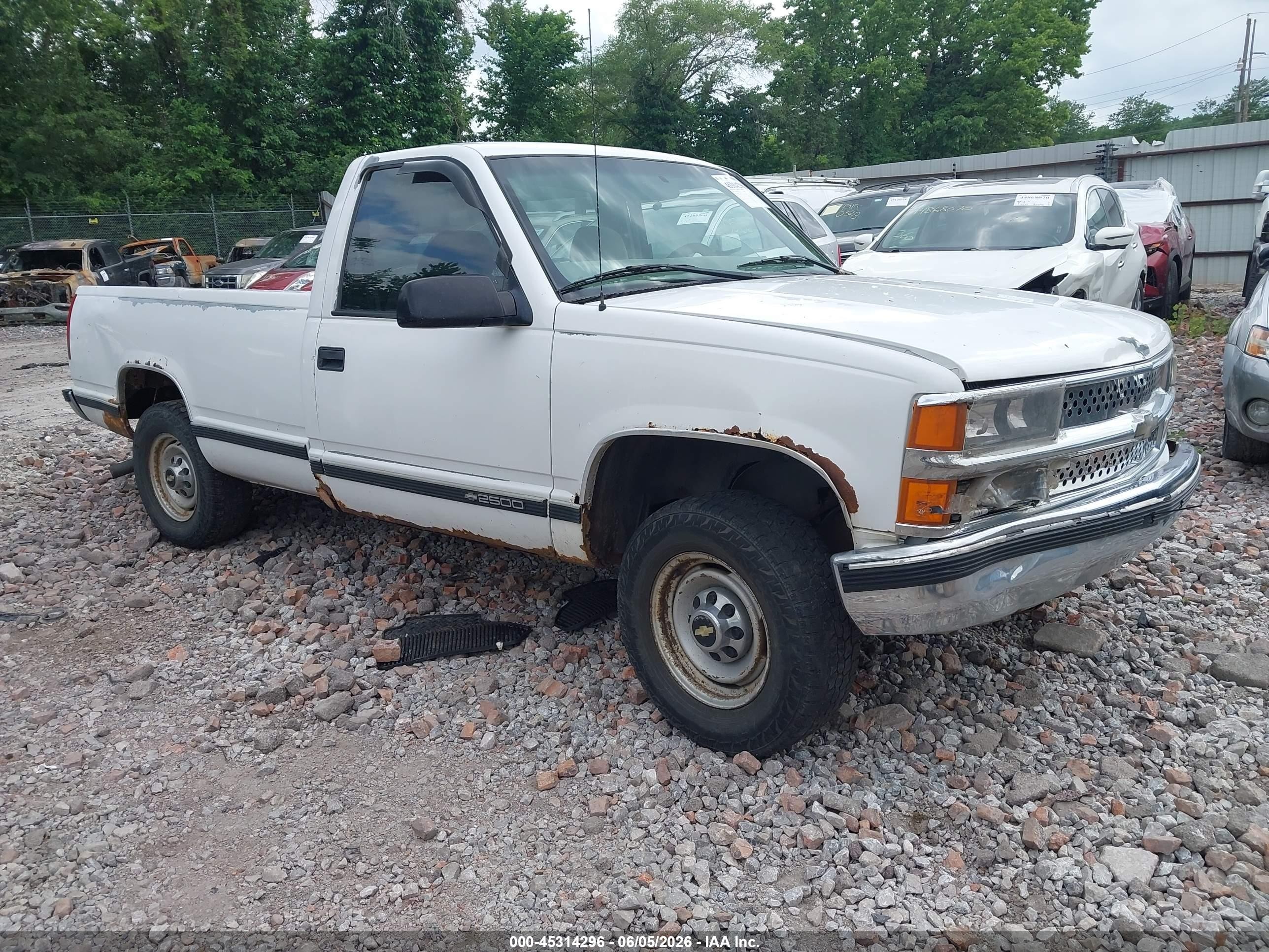 2000 Chevrolet Silverado 2500, VIN 1GCGC24R9YR182217 — Side