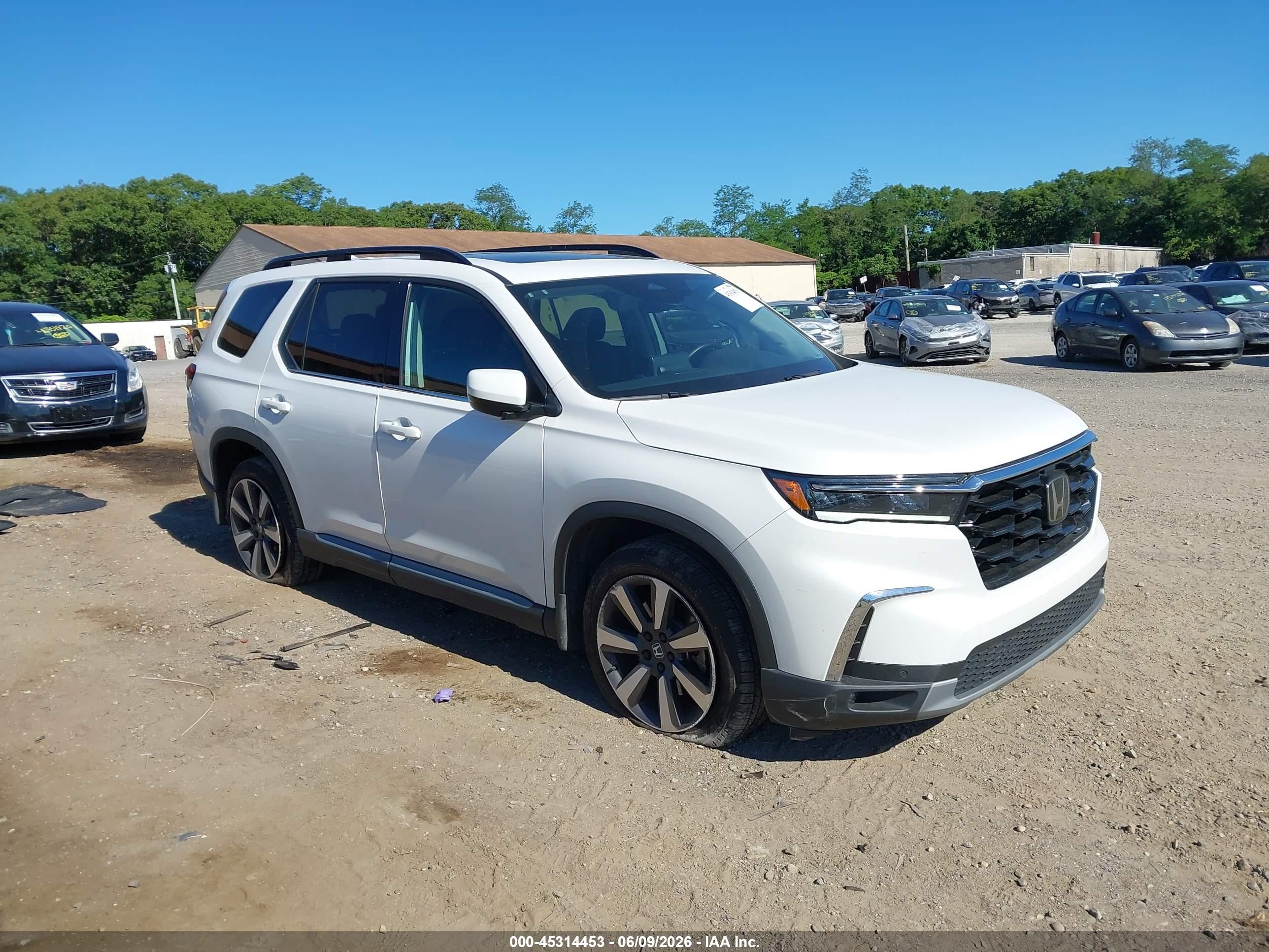 2023 Honda Pilot Touring, VIN 5FNYG1H75PB001906 — Бок