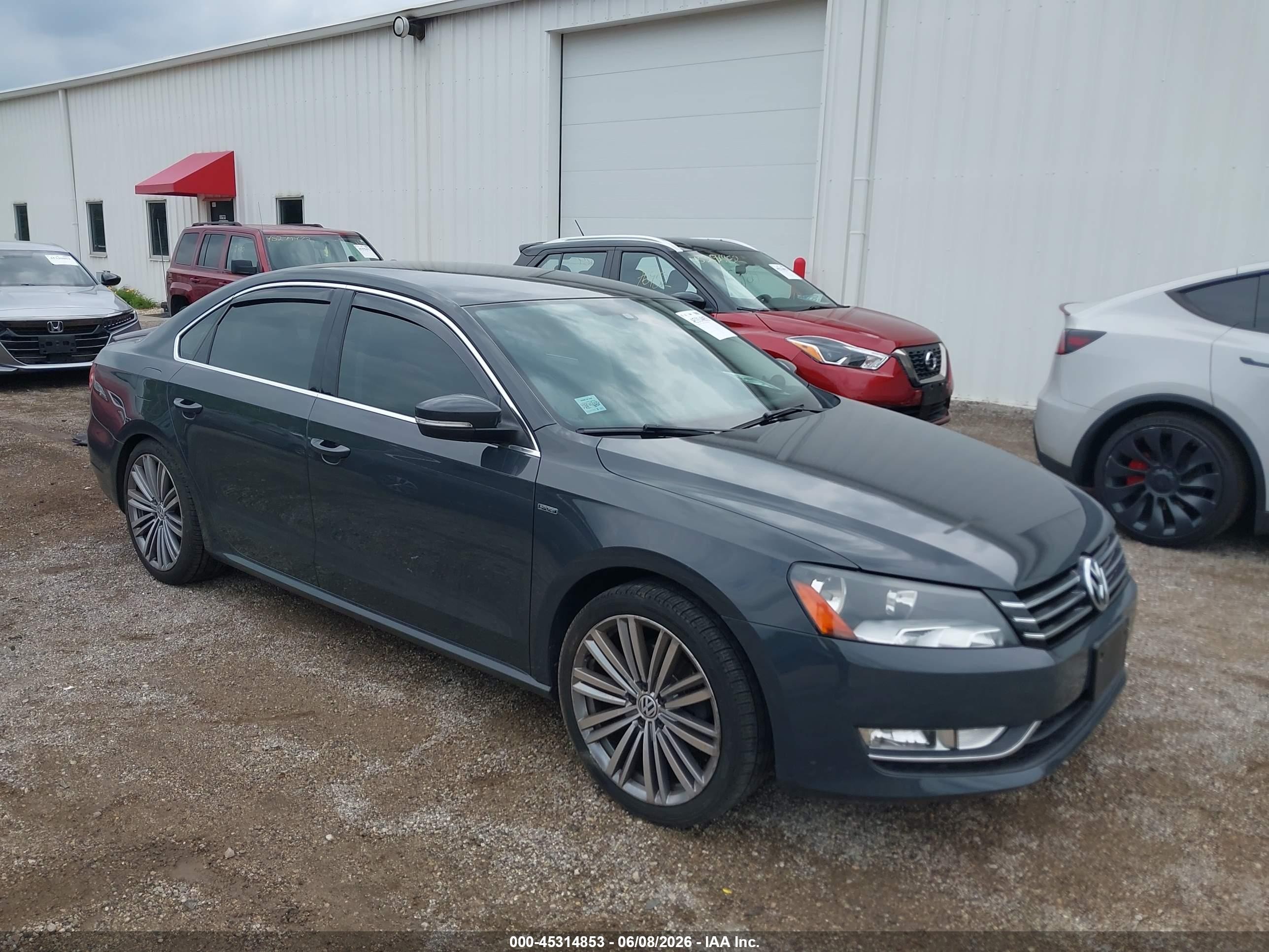 2015 Volkswagen Passat SE, VIN 1VWBT7A34FC008673 — Rear end