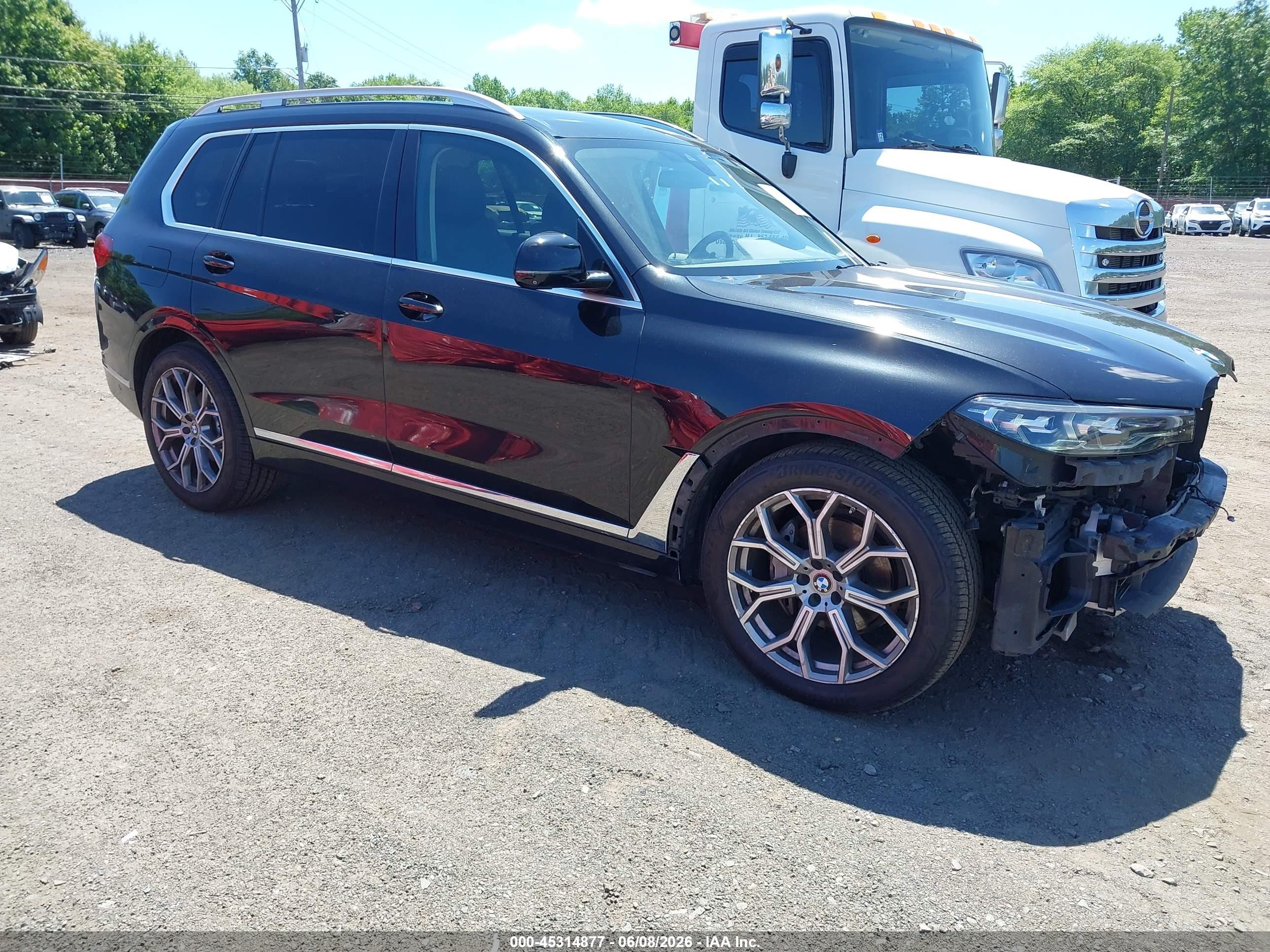 2020 BMW X7 xDrive40i, VIN 5UXCW2C00L9A02075 — Перед
