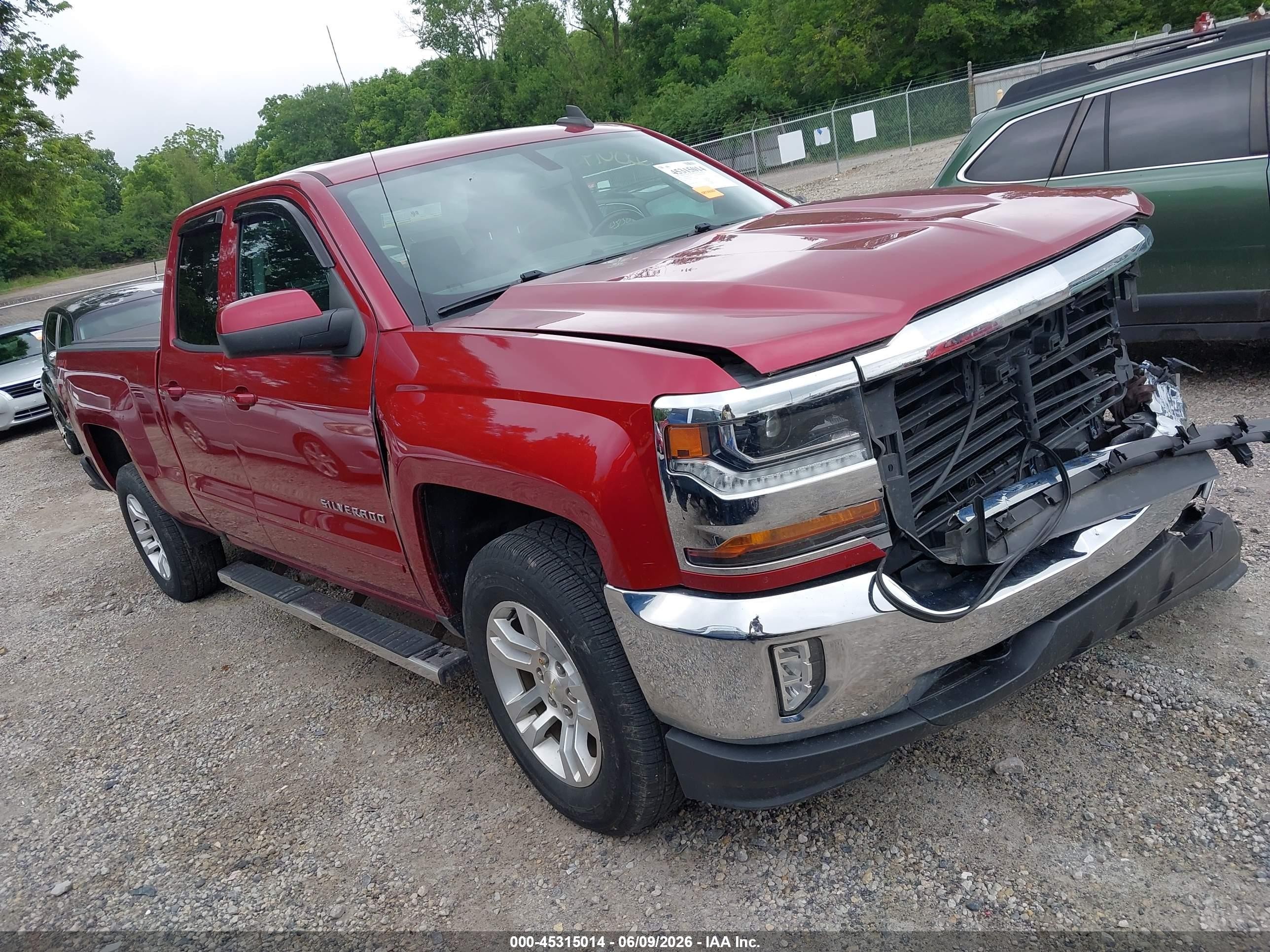 2018 Chevrolet Silverado 1500 LT, VIN 1GCVKREC3JZ368743 — Front end