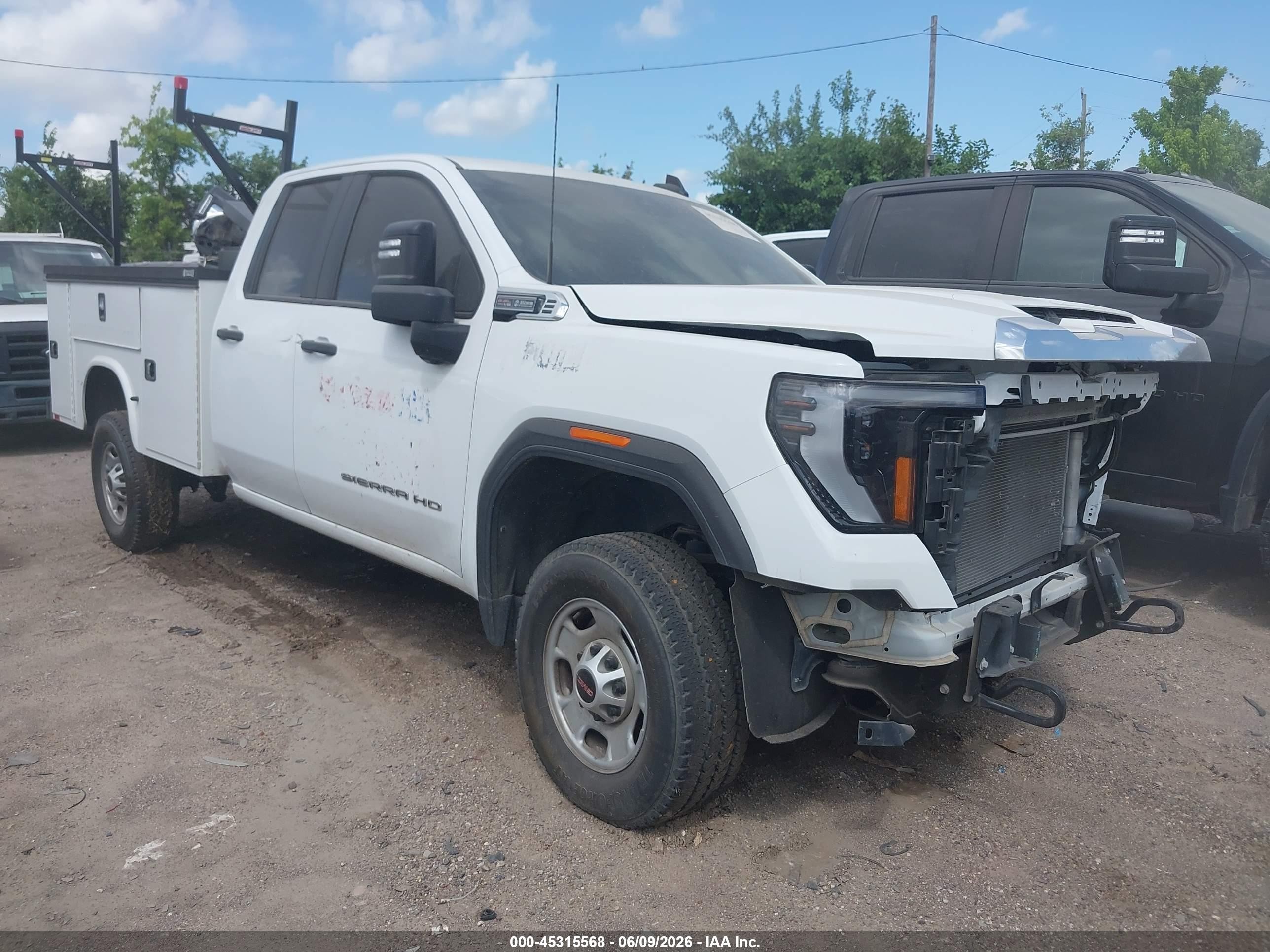2024 GMC Sierra 2500HD Pro, VIN 1GD28LE70RF309689 — Front end