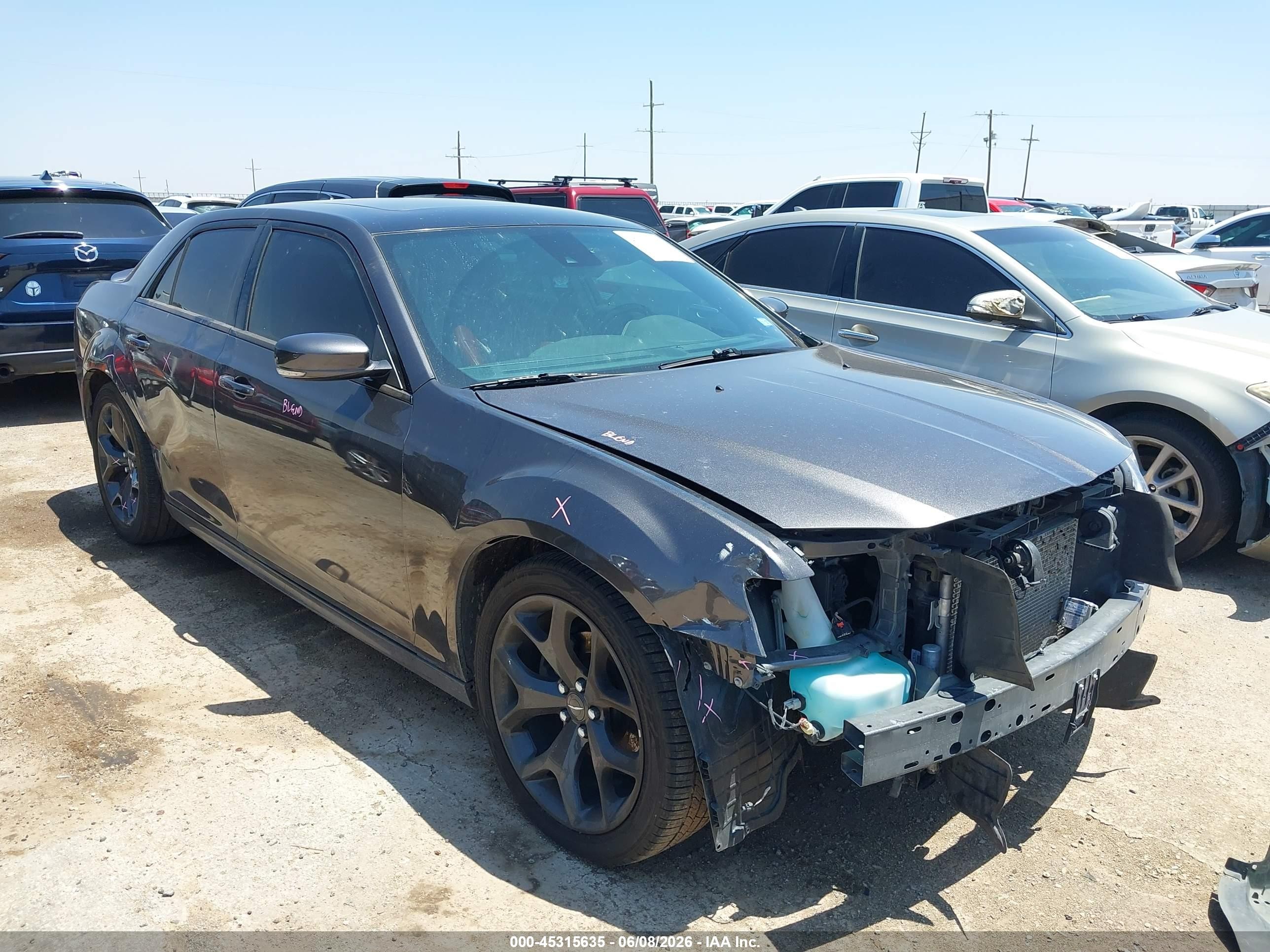 2020 Chrysler 300 S, VIN 2C3CCABG8LH209382 — Перед