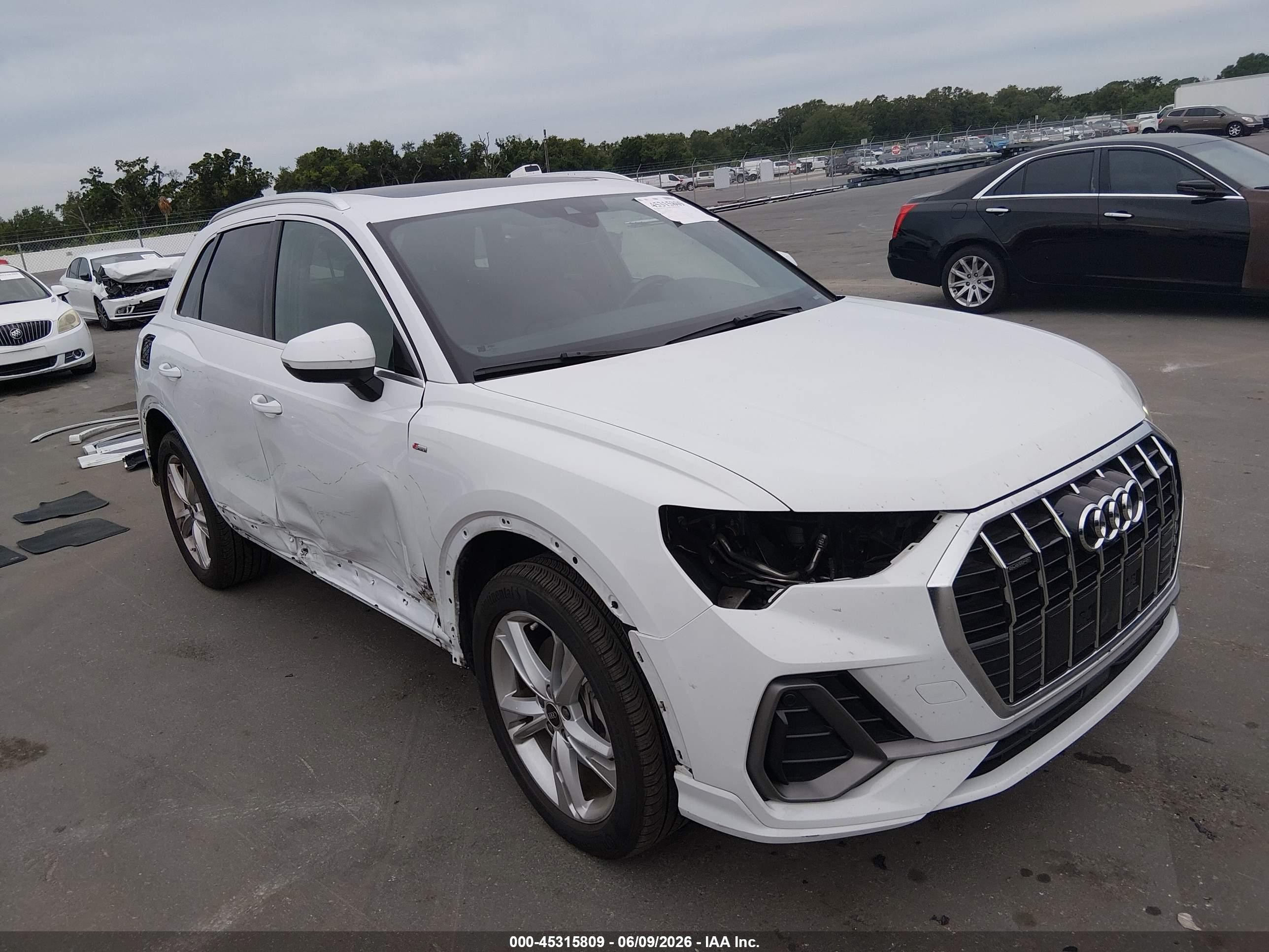 2022 Audi Q3 S line Premium Plus, VIN WA1EECF36N1082953 — Бок