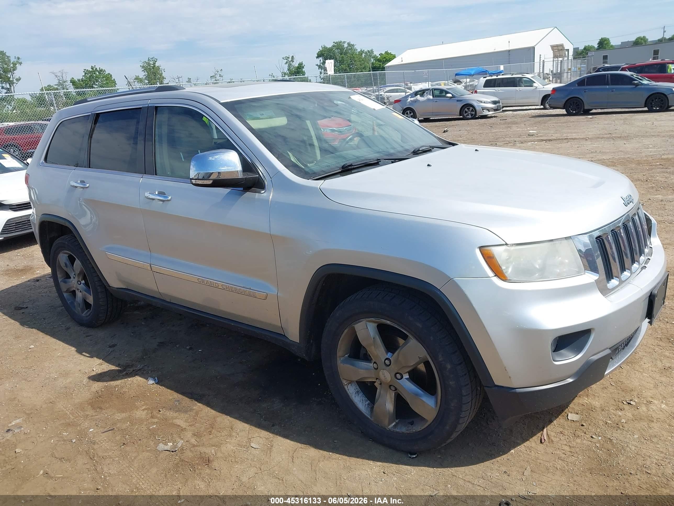 2013 Jeep Grand Cherokee Limited, VIN 1C4RJFBG2DC582141 — Side