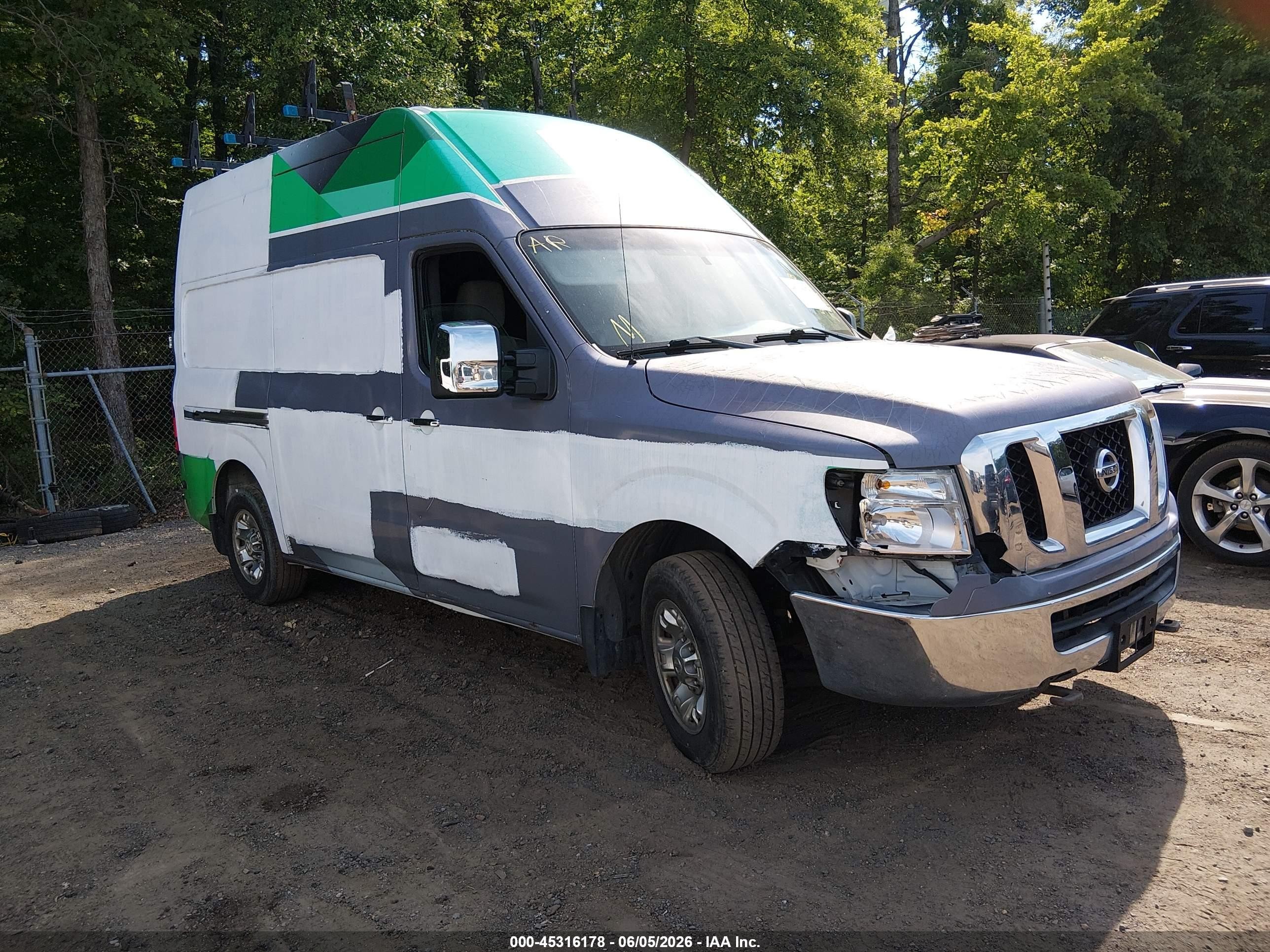 2014 Nissan NV SV, VIN 1N6AF0LY2EN104565 — Перед