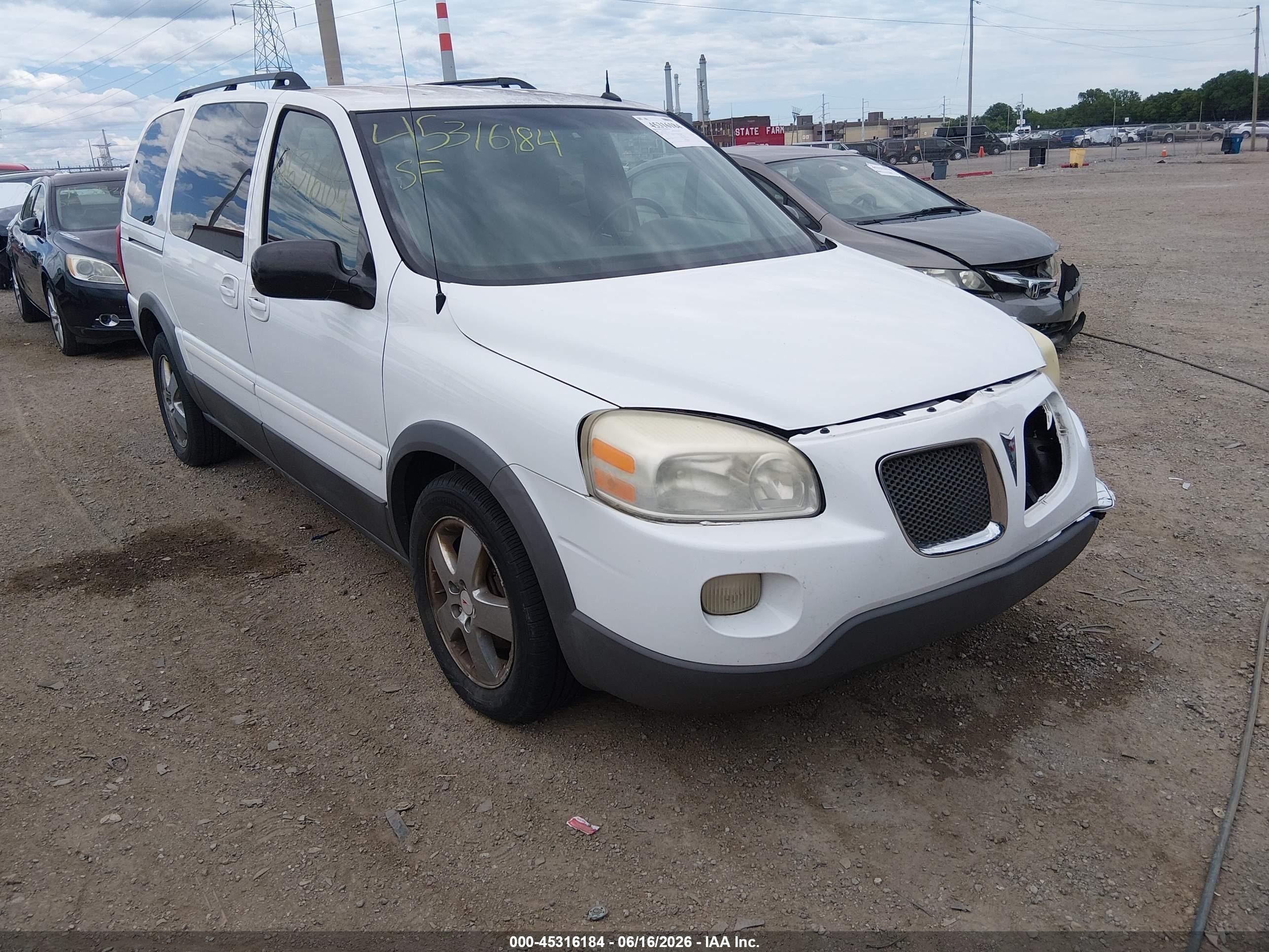 2005 Pontiac Montana 1SB, VIN 1GMDV33L85D182701 — Front end