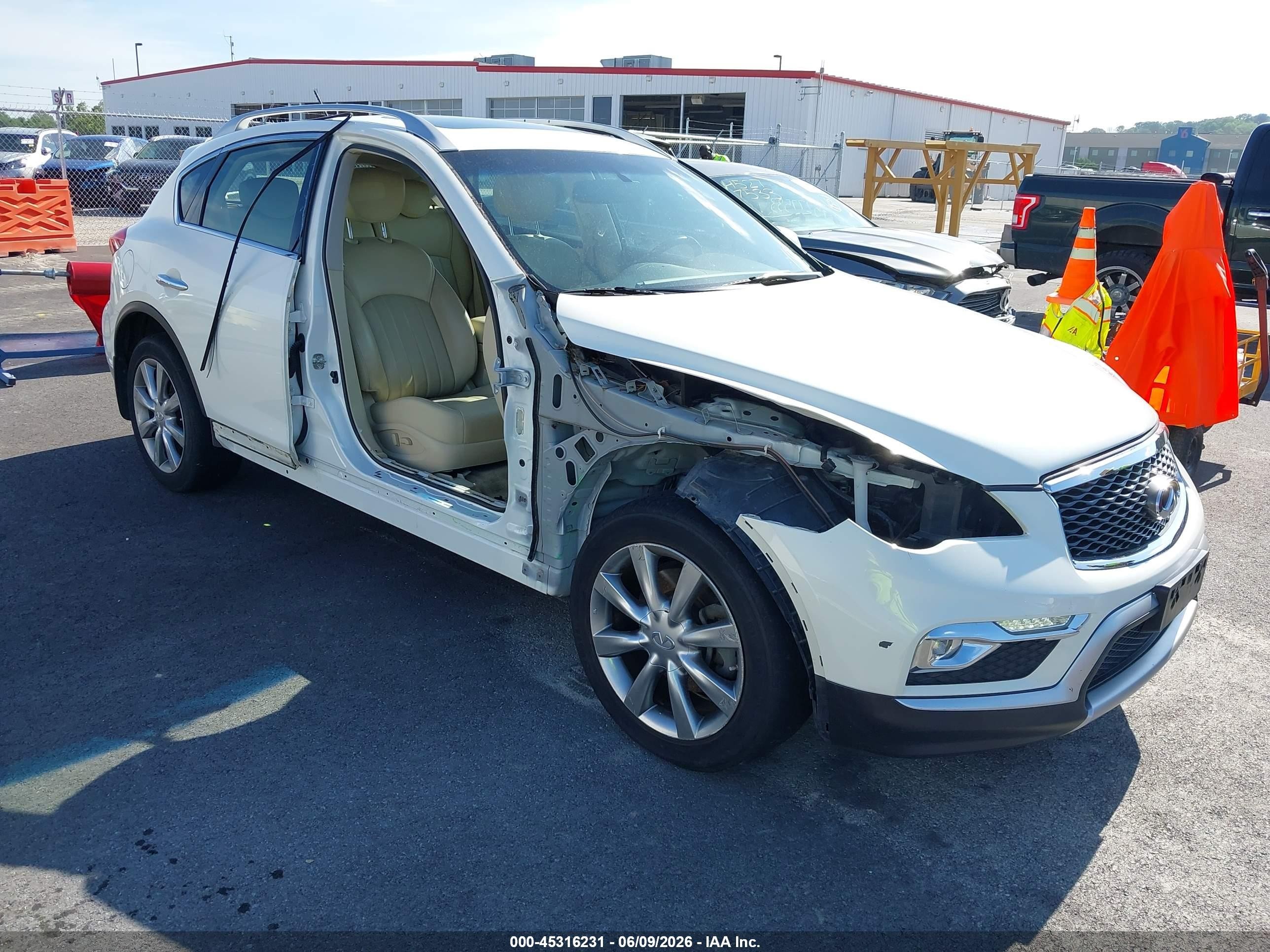 2017 Infiniti QX50, VIN JN1BJ0RR7HM414889 — Бок