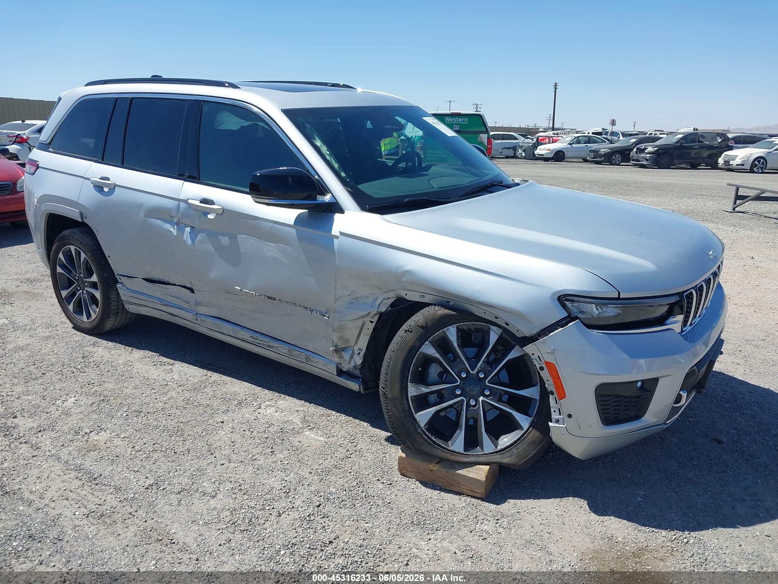 2025 Jeep Grand Cherokee Overland, VIN 1C4RJHDG7S8800194 — Front end