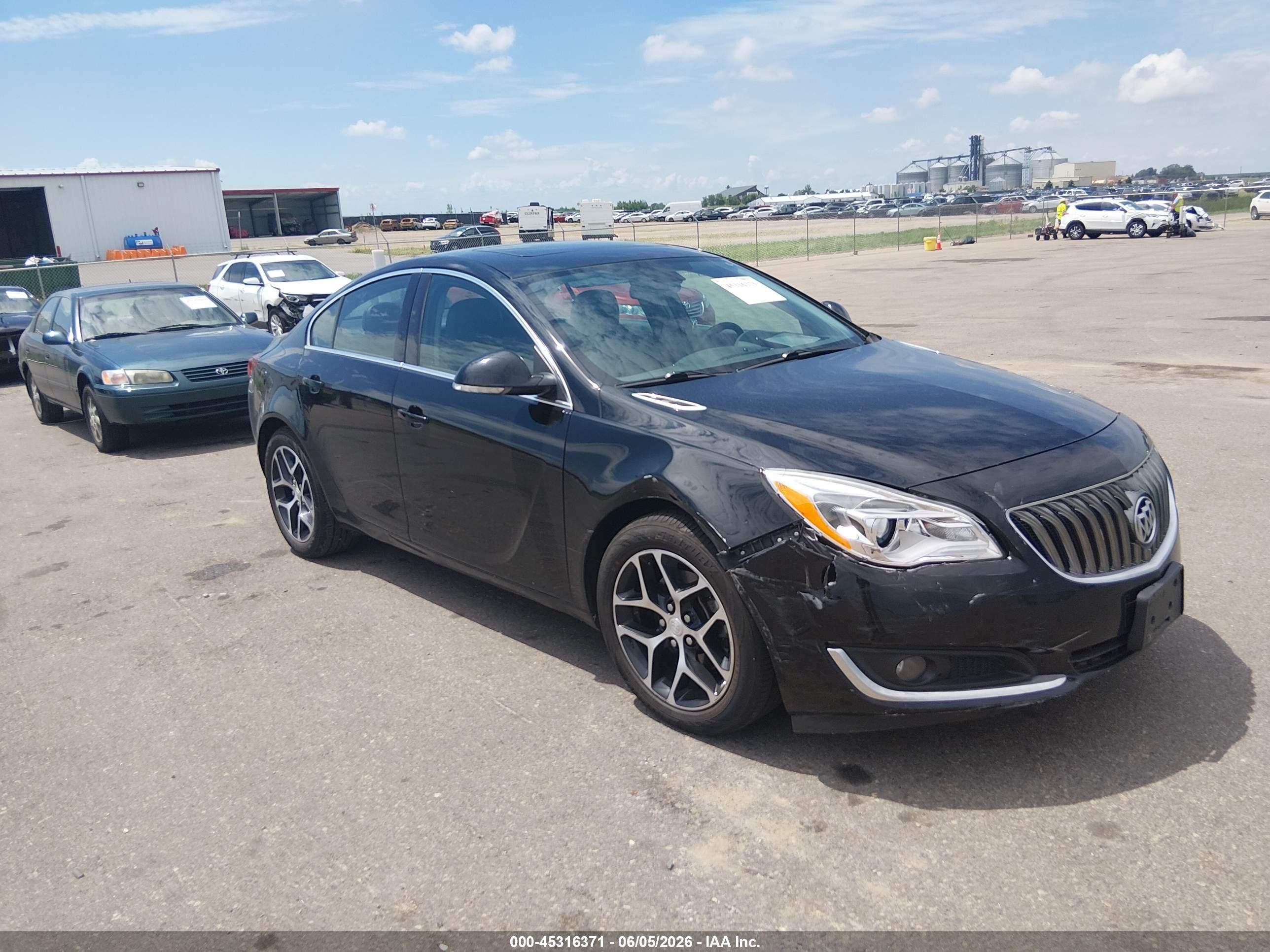 2017 Buick Regal Sport Touring, VIN 2G4GL5EX3H9144275 — Перед