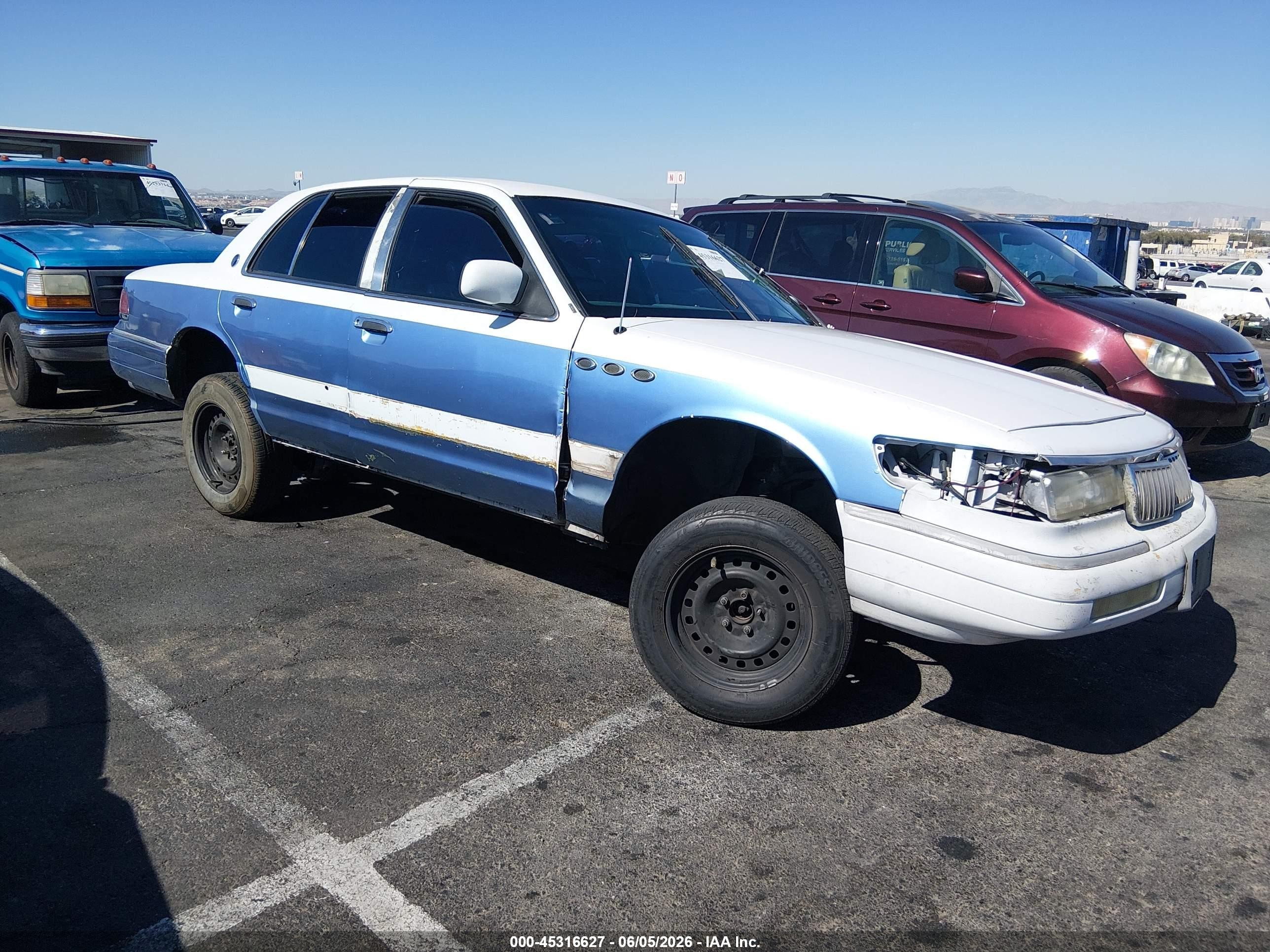 1993 Mercury Grand Marquis LS, VIN 2MELM75W5PX628377 — Normal wear