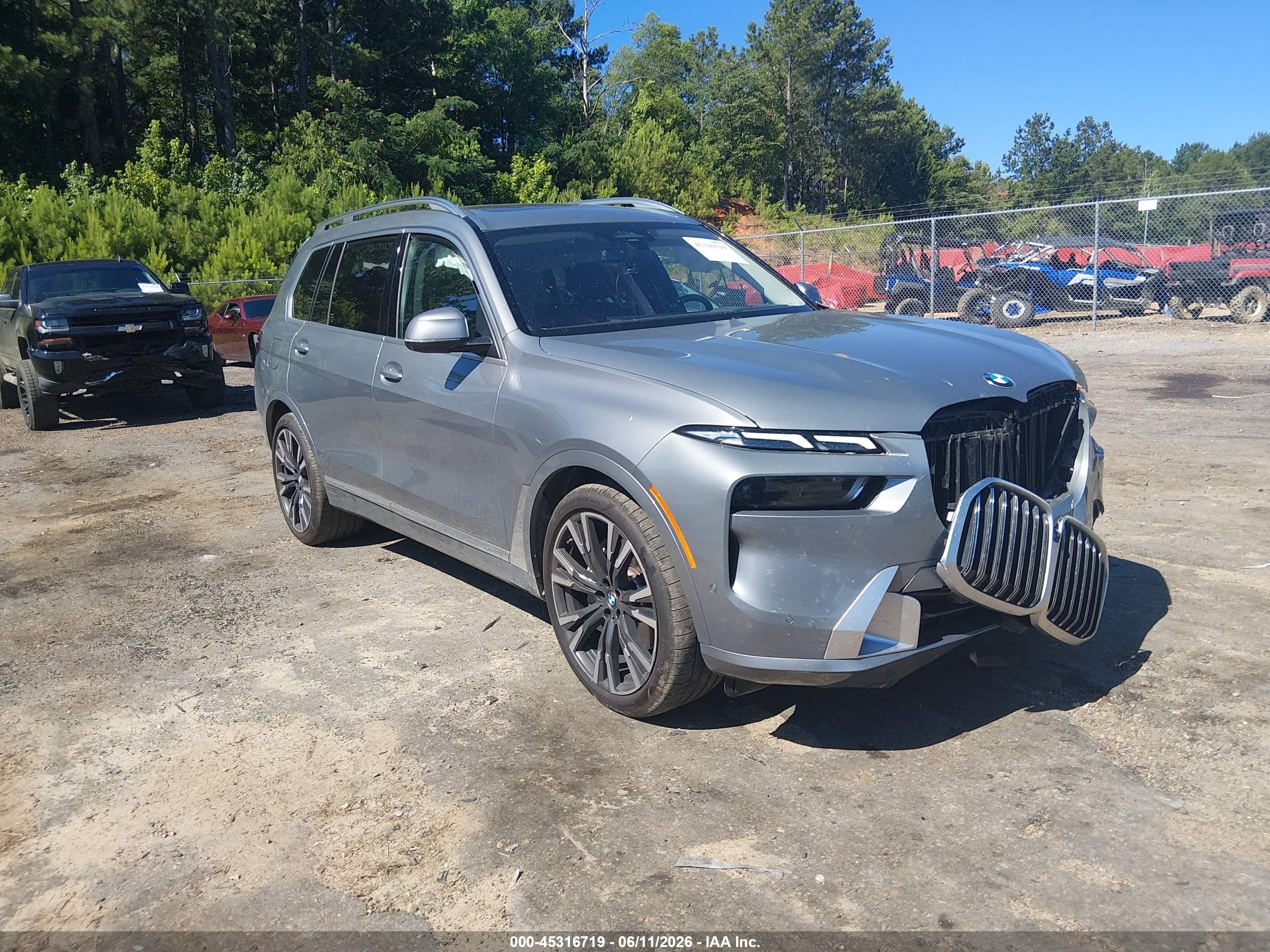 2025 BMW X7 xDrive40i, VIN 5UX23EM05S9Z50682 — Front end