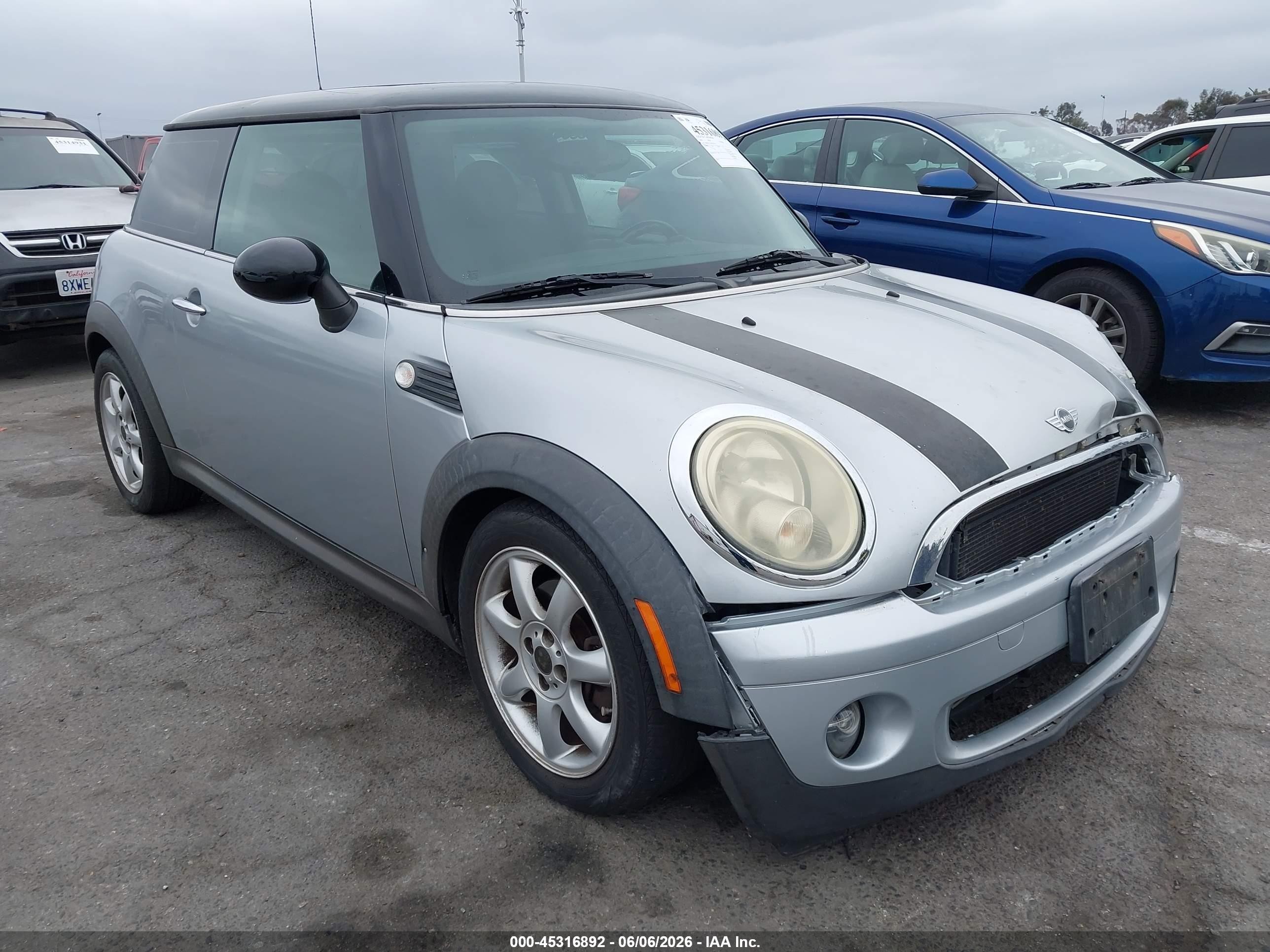 2009 MINI Hardtop, VIN WMWMF33589TW72518 — Бок