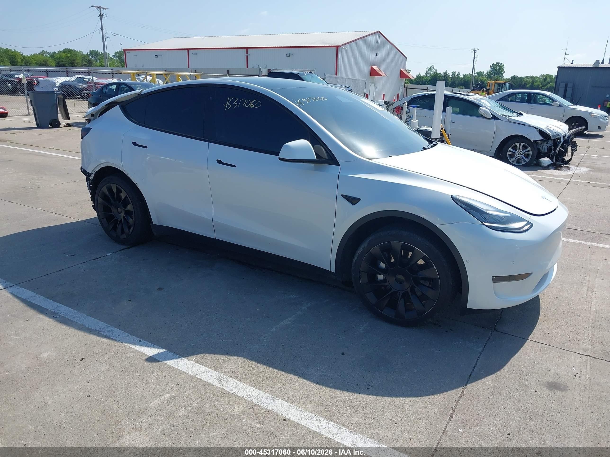 2020 Tesla Model Y Long Range, VIN 5YJYGDEE4LF014337 — Зад