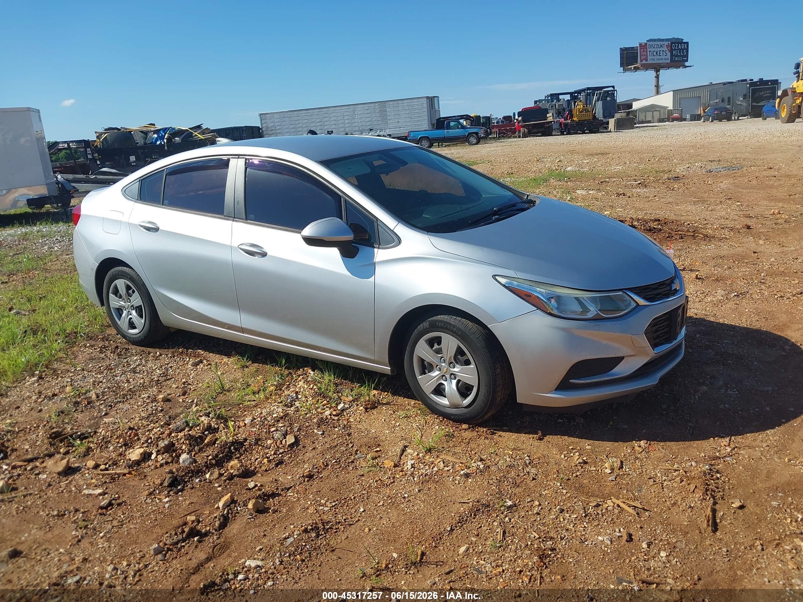 2017 Chevrolet Cruze LS, VIN 1G1BC5SM2H7188139 — Град