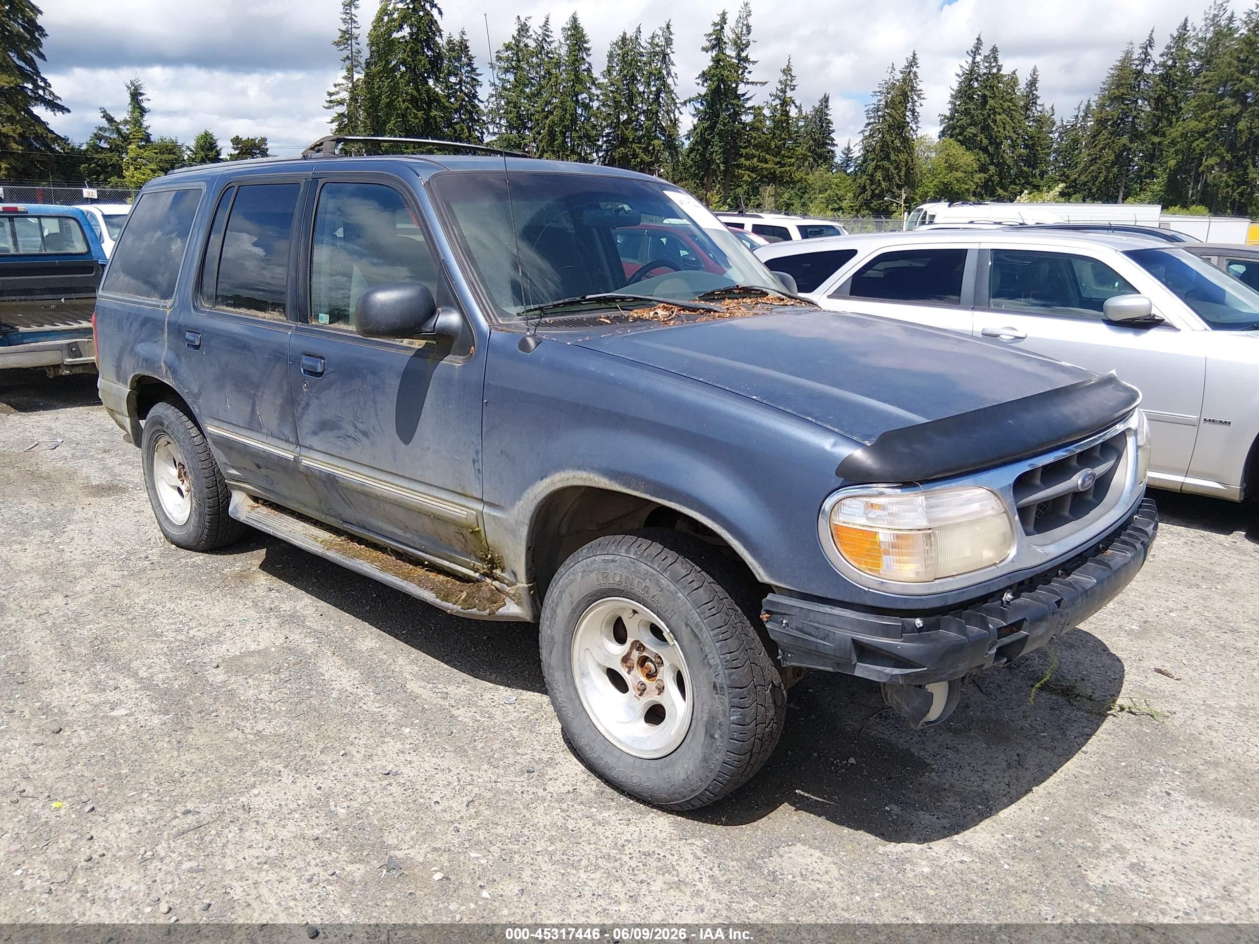 2001 Ford Explorer XLT, VIN 1FMZU73E11ZA51236 — Front end