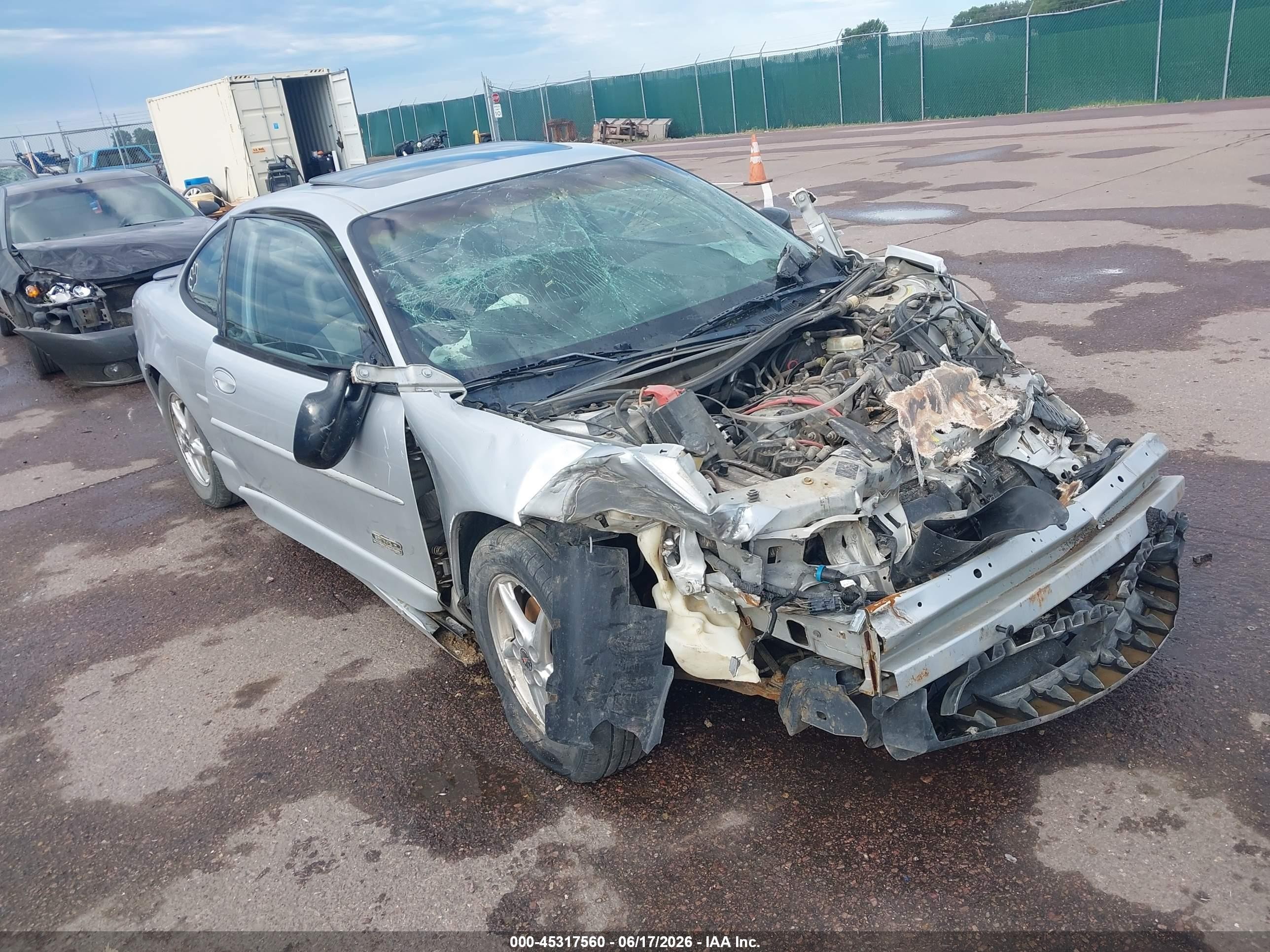2001 Pontiac Grand Prix GTP, VIN 1G2WR12141F123203 — Front end