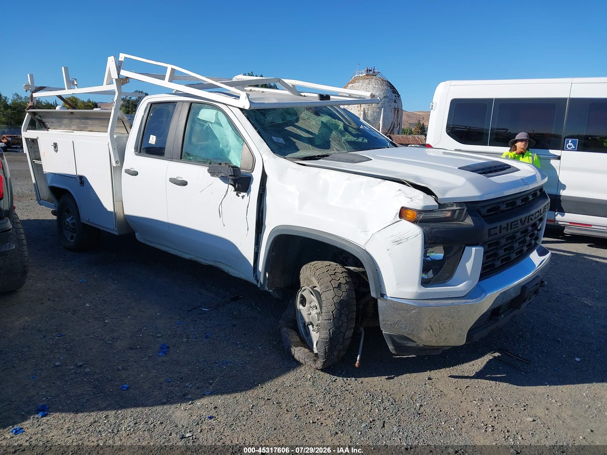 2021 Chevrolet Silverado 2500HD, VIN 1GB2YLE76MF236247 — Front end