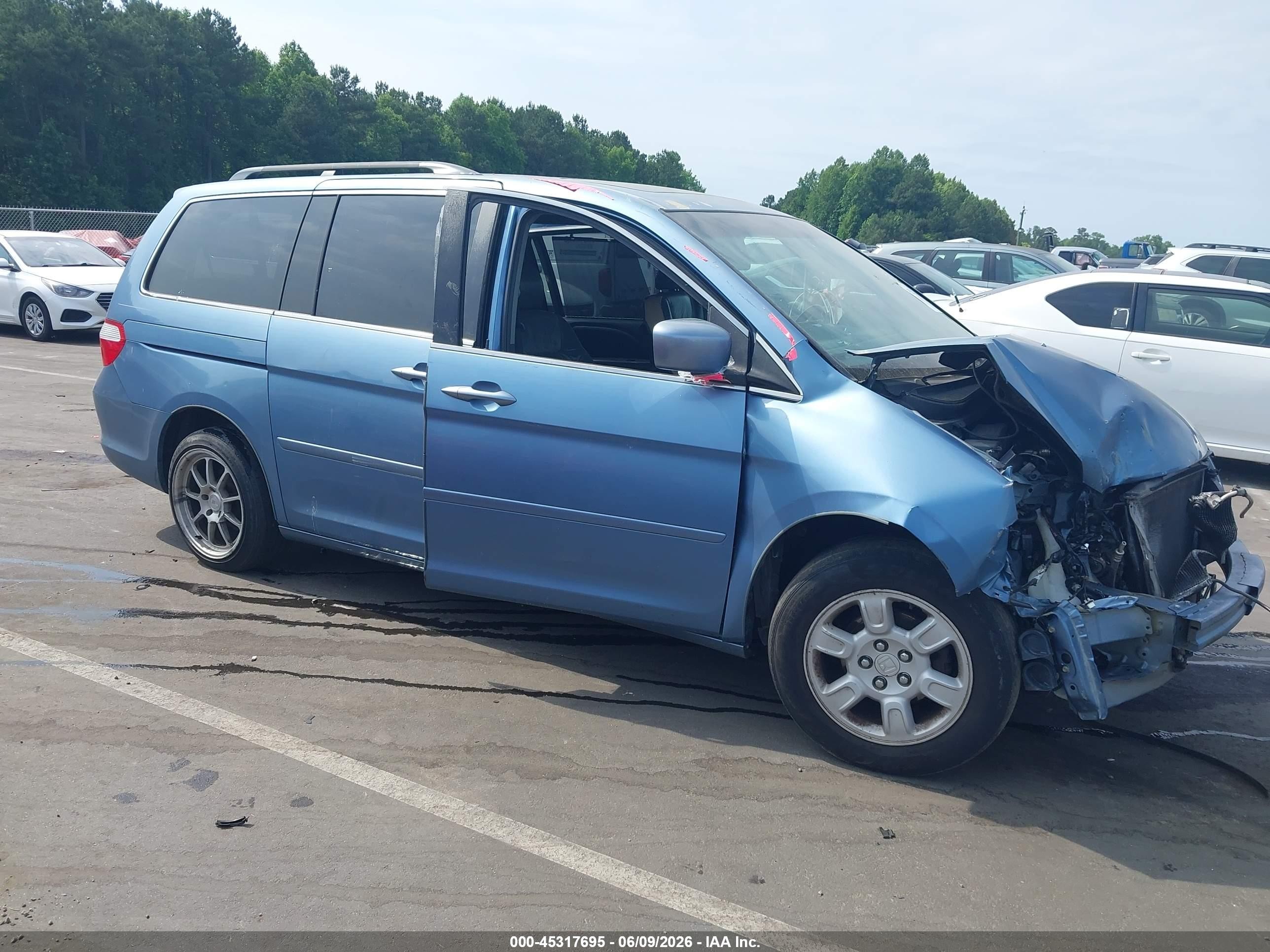 2006 Honda Odyssey EX-L, VIN 5FNRL38786B112167 — Front end