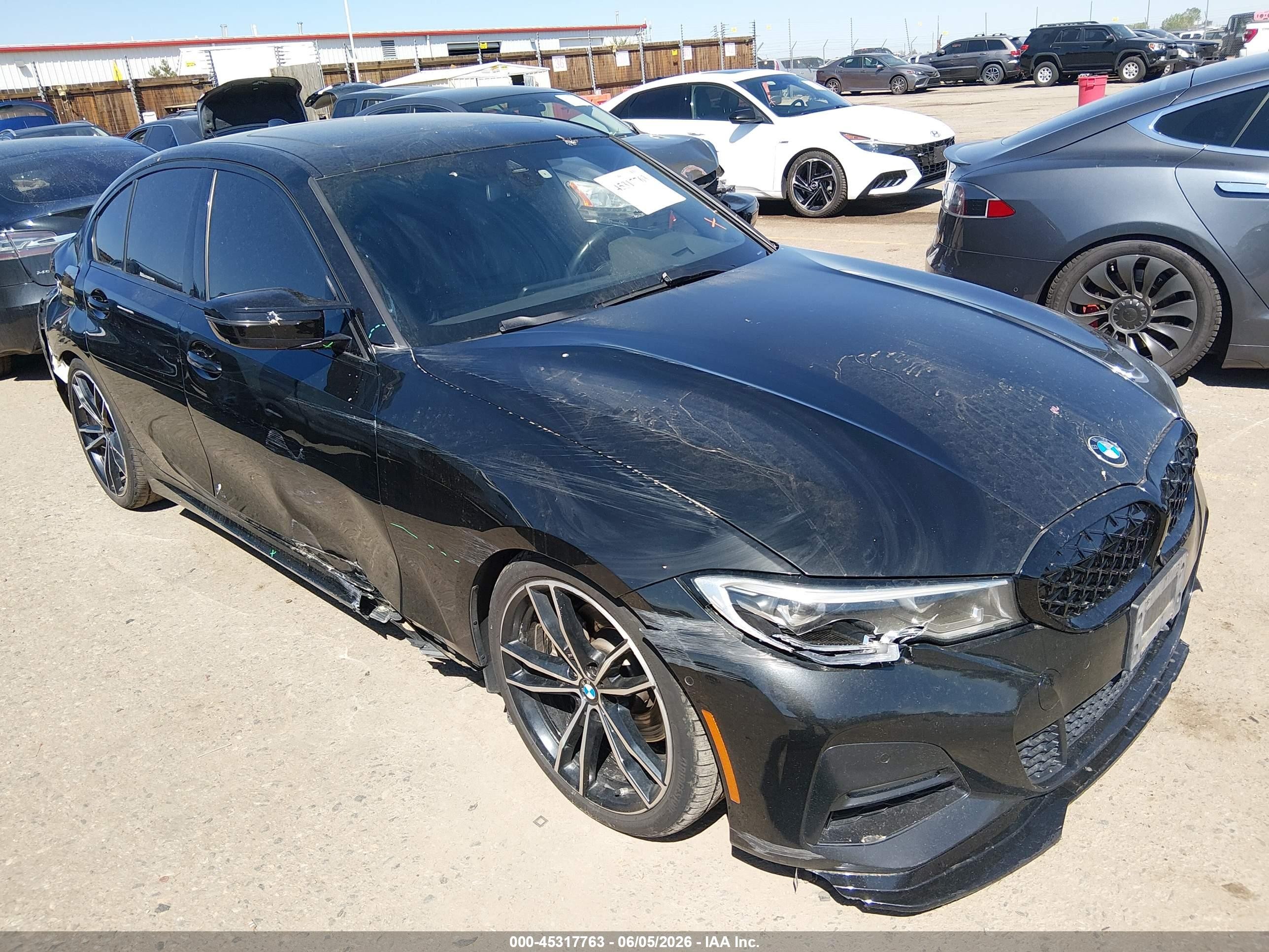 2019 BMW 3 Series 330i xDrive, VIN WBA5R7C55KAJ81067 — Бок
