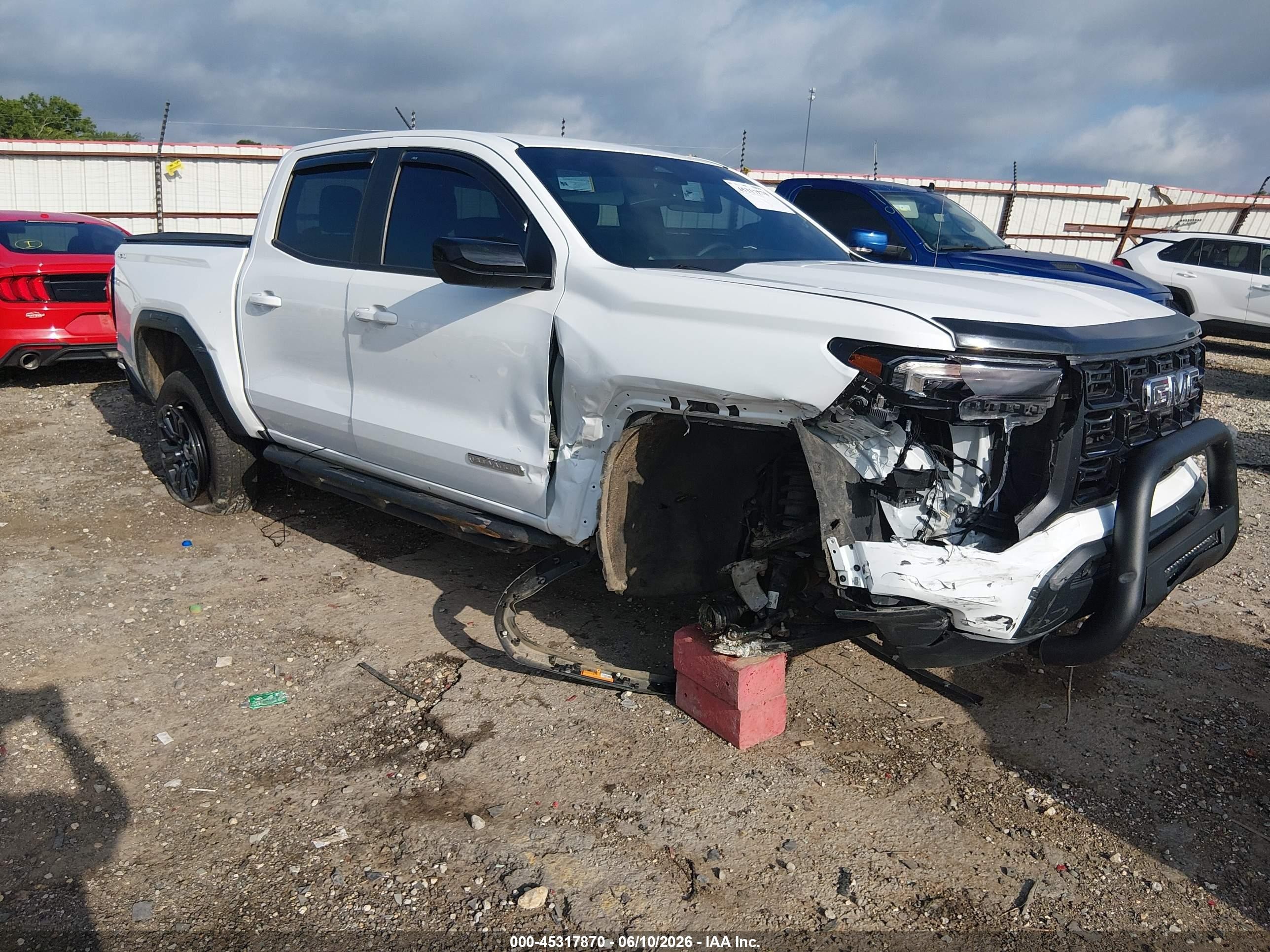 2024 GMC Canyon 4WD Elevation, VIN 1GTP6BEK1R1107908 — Front end