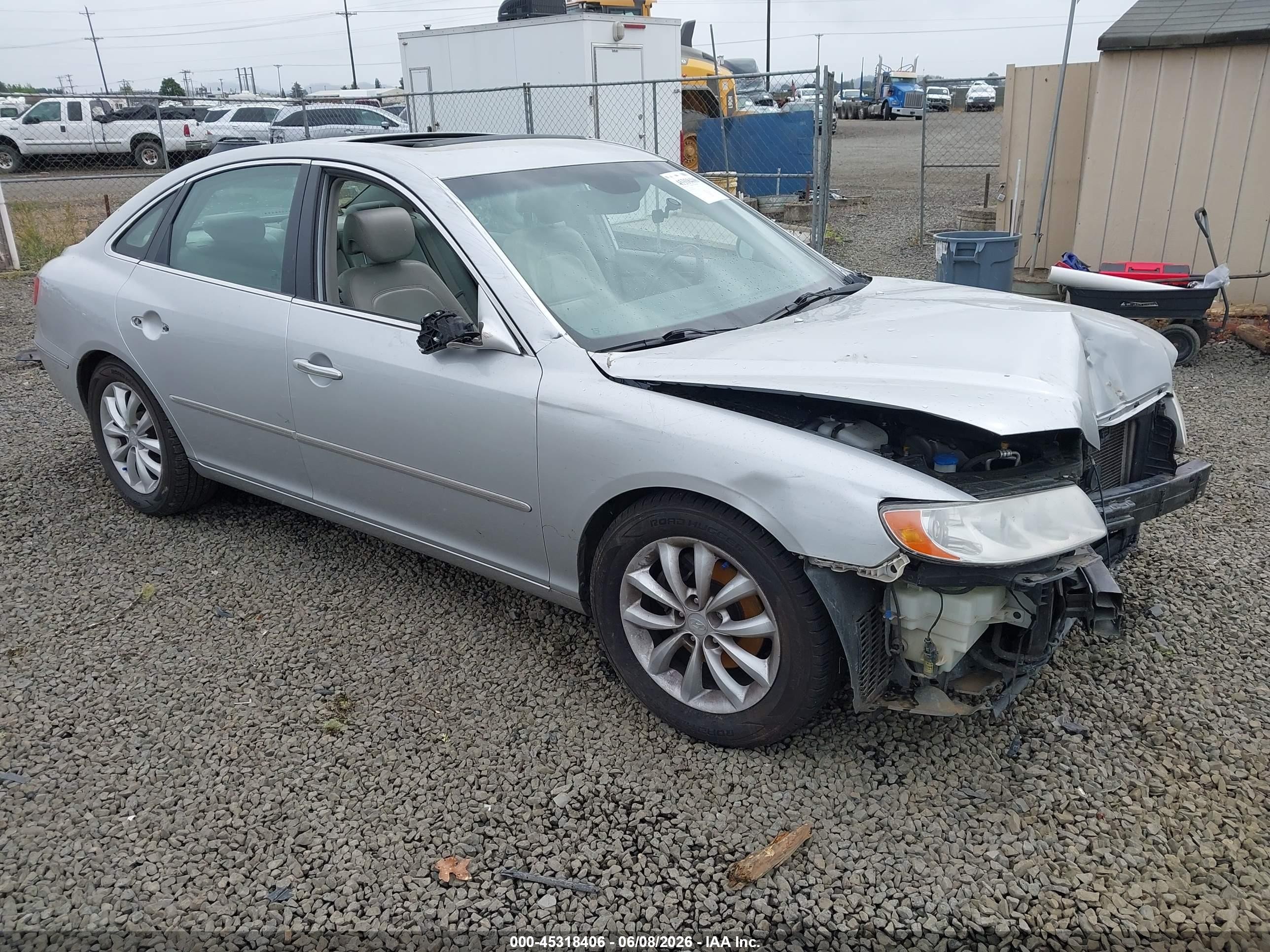 2006 Hyundai Azera SE, VIN KMHFC46F46A051505 — Перед