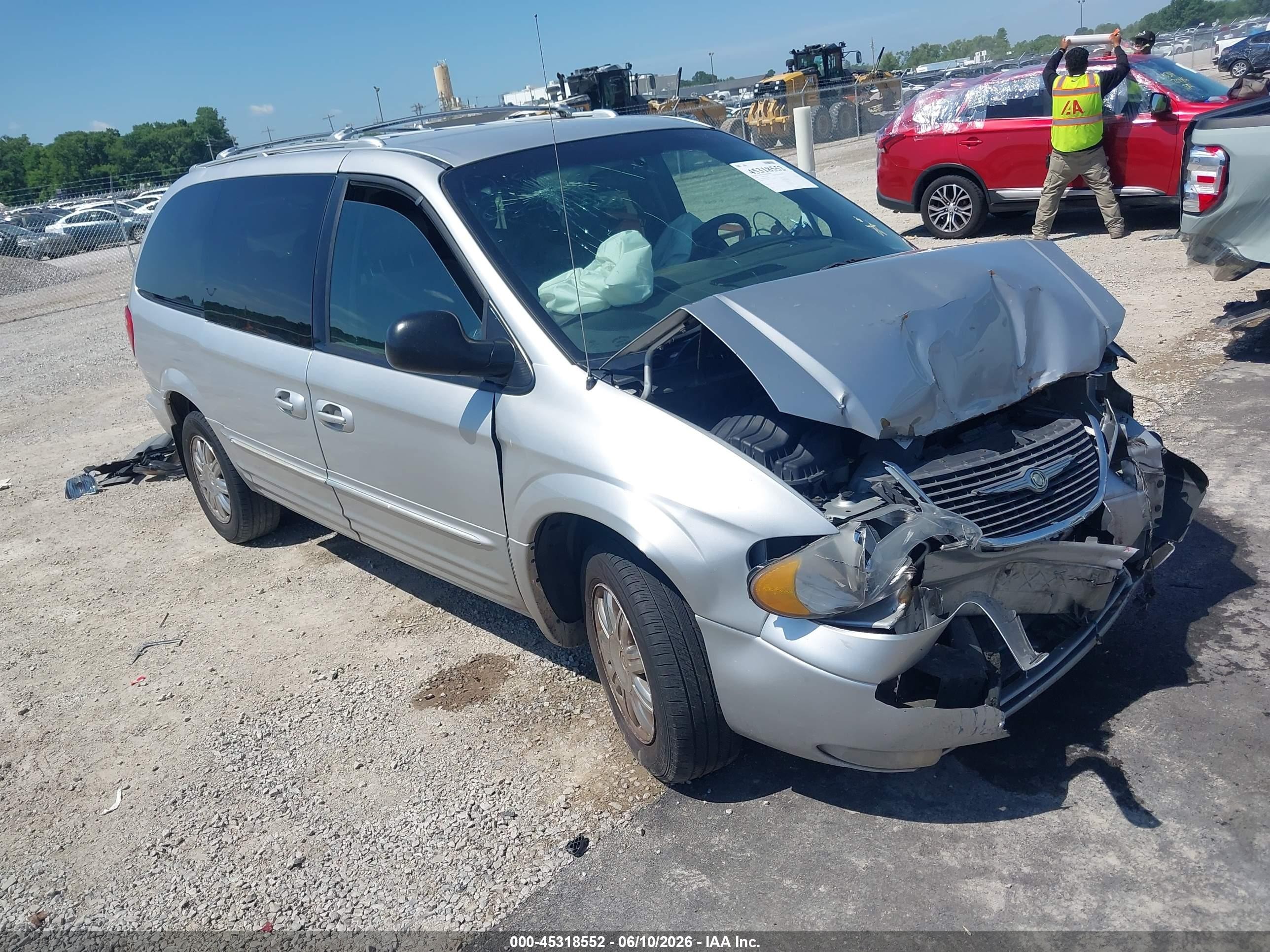 2004 Chrysler Town & Country Limited, VIN 2C8GP64L14R576434 — Front end