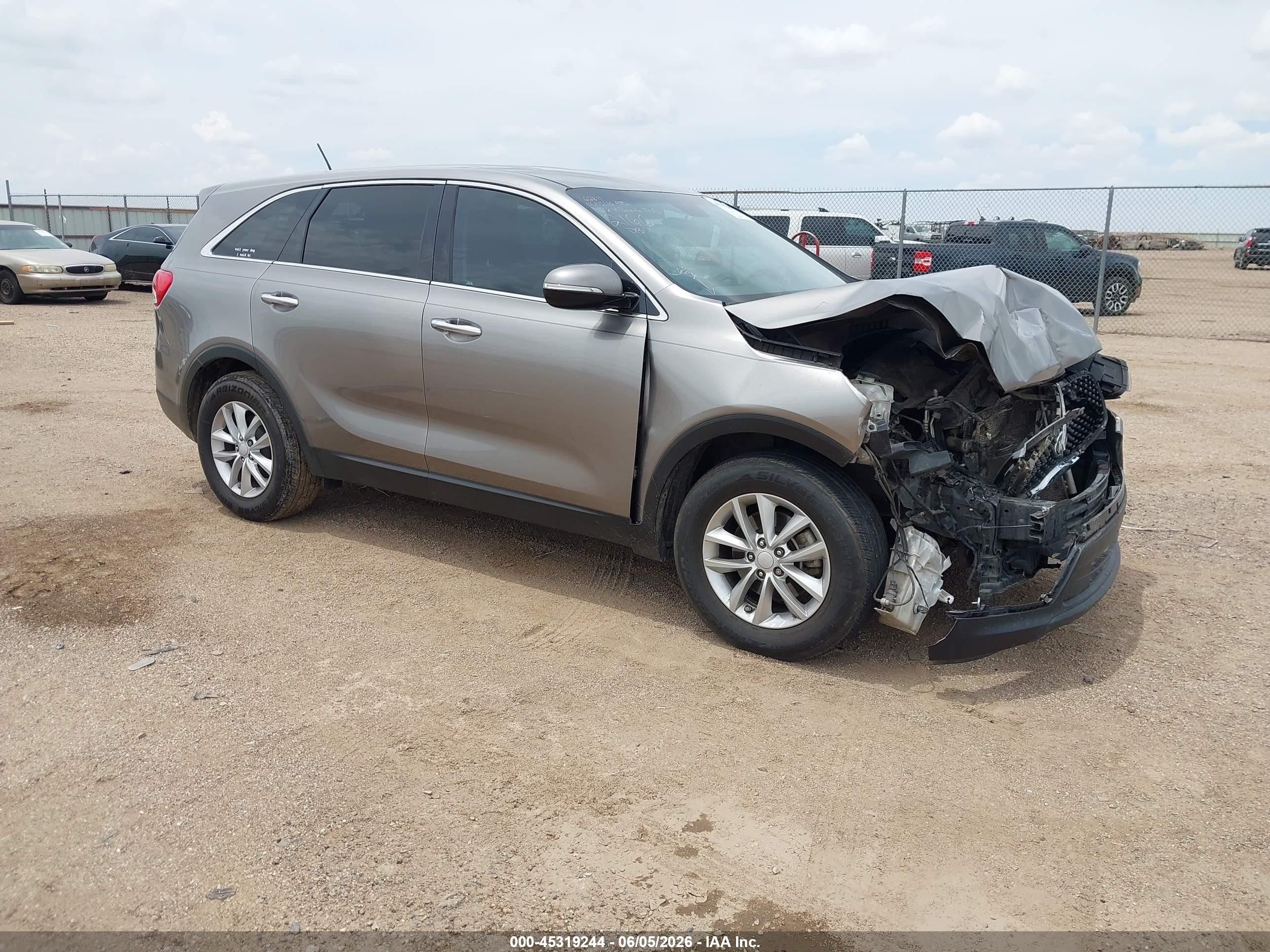 2016 Kia Sorento LX, VIN 5XYPG4A31GG022166 — Front end