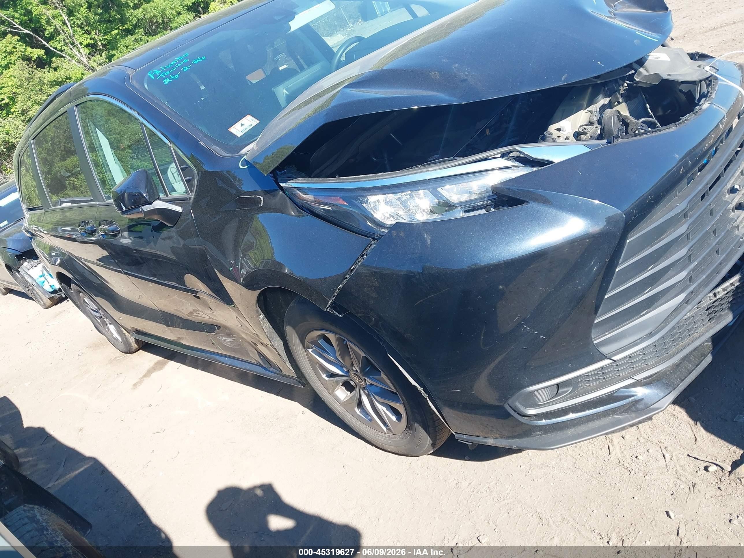2024 Toyota Sienna LE, VIN 5TDKSKFC8RS128691 — Перед