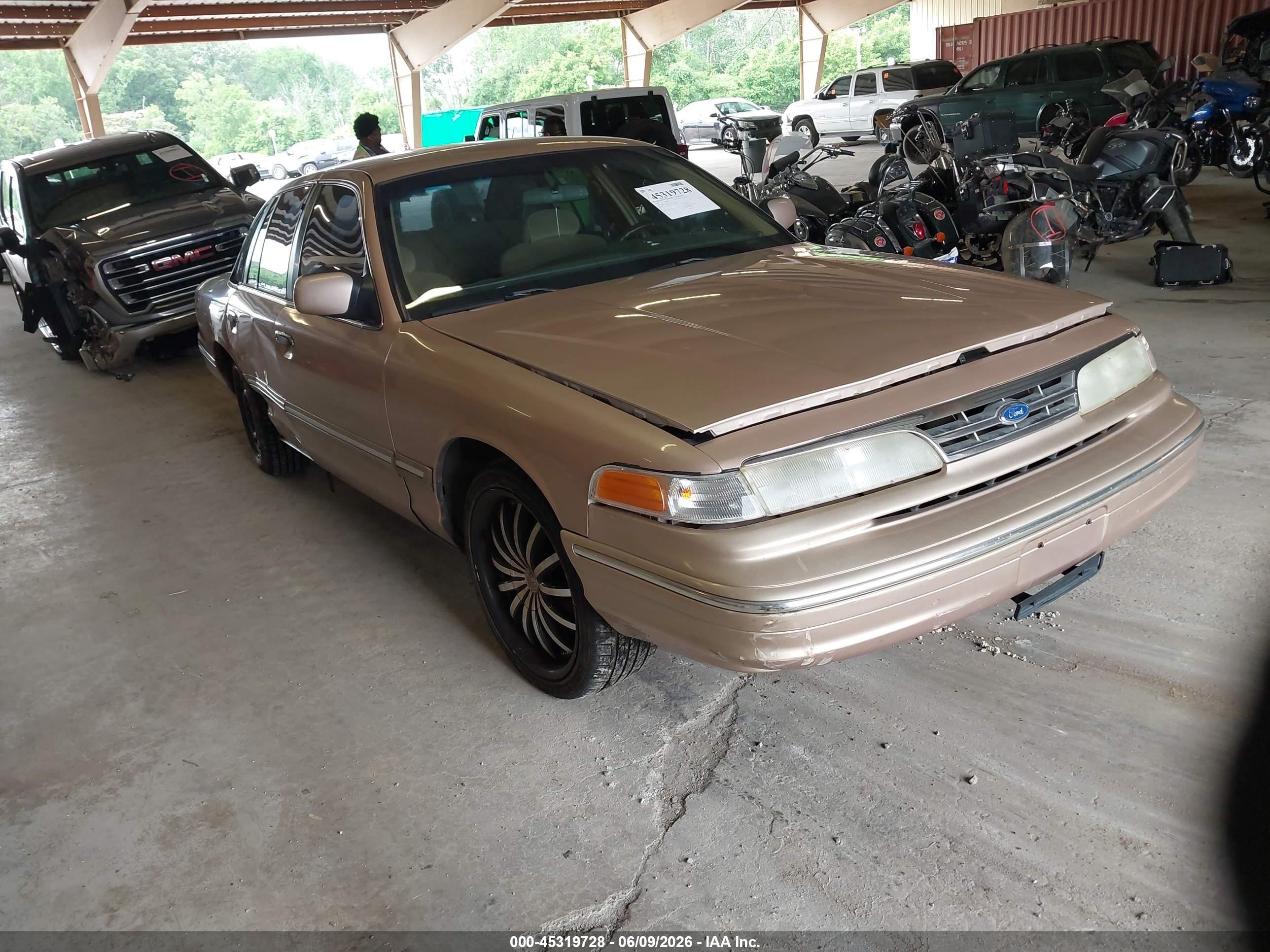 1996 Ford Crown Victoria, VIN 2FALP73W2TX211116 — Side