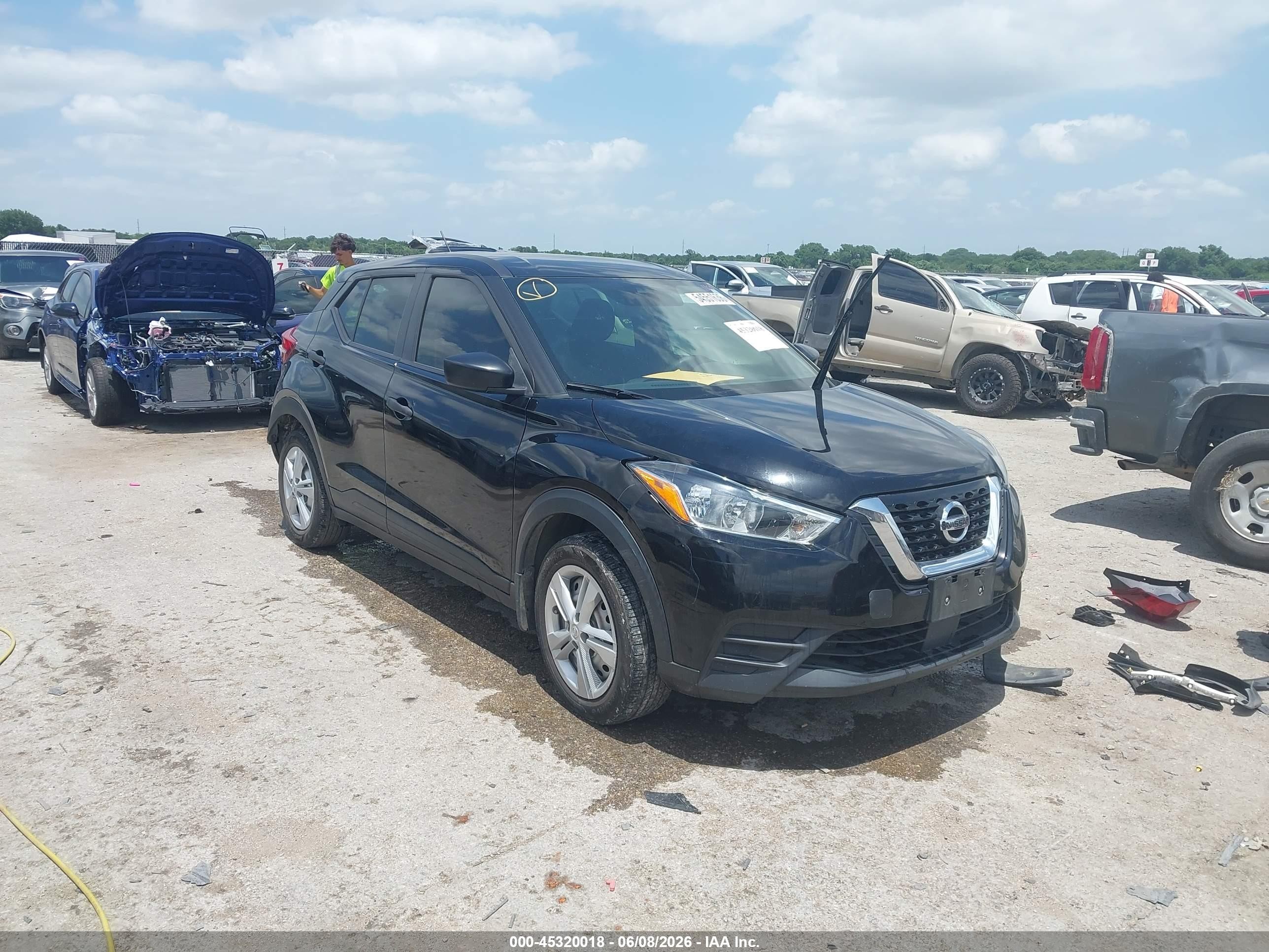 2020 Nissan Kicks S, VIN 3N1CP5BVXLL542098 — Зад