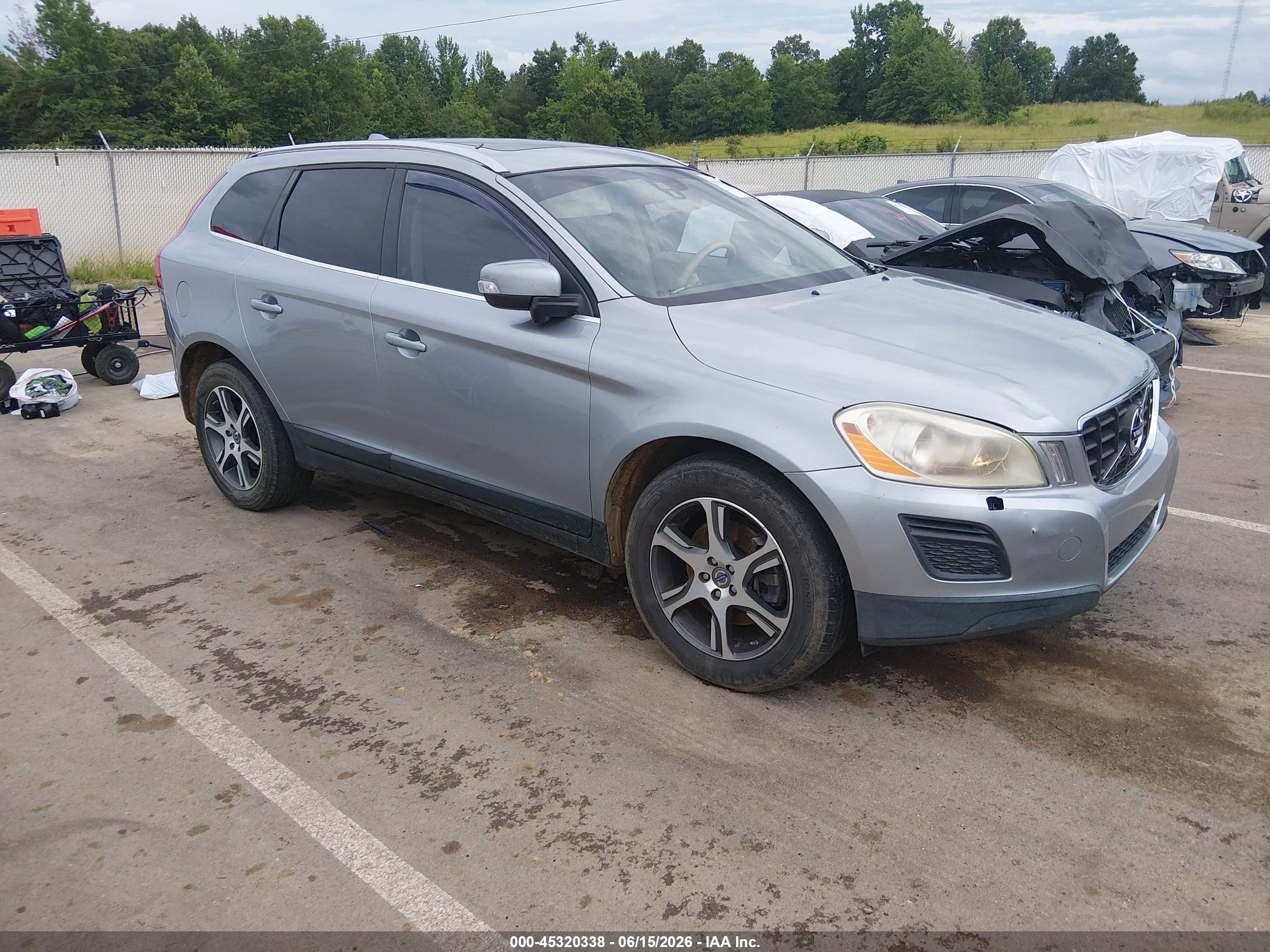2011 Volvo XC60 3.0T, VIN YV4902DZ7B2150073 — Front end