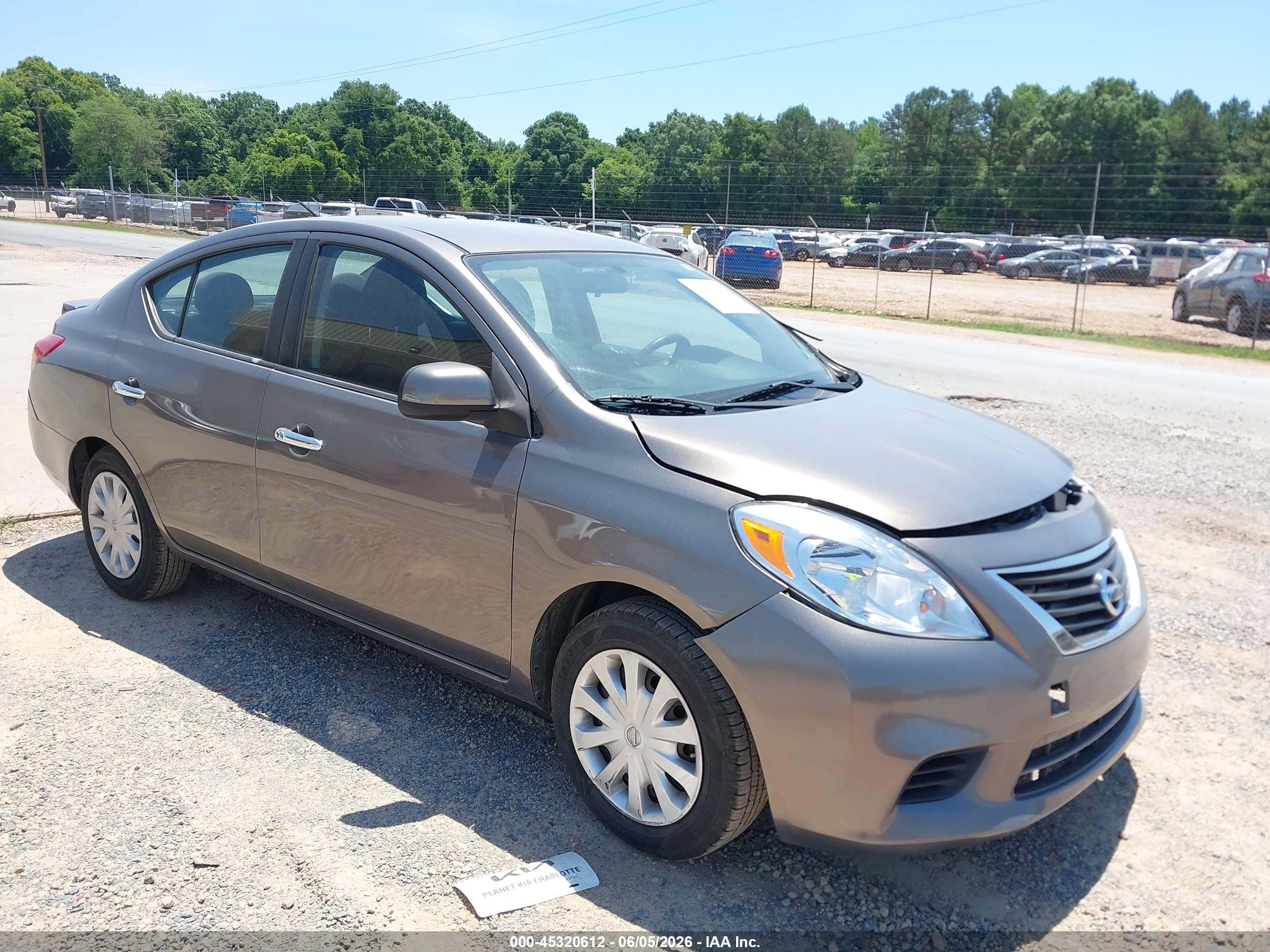 2013 Nissan Versa S, VIN 3N1CN7AP6DL847958 — Front end