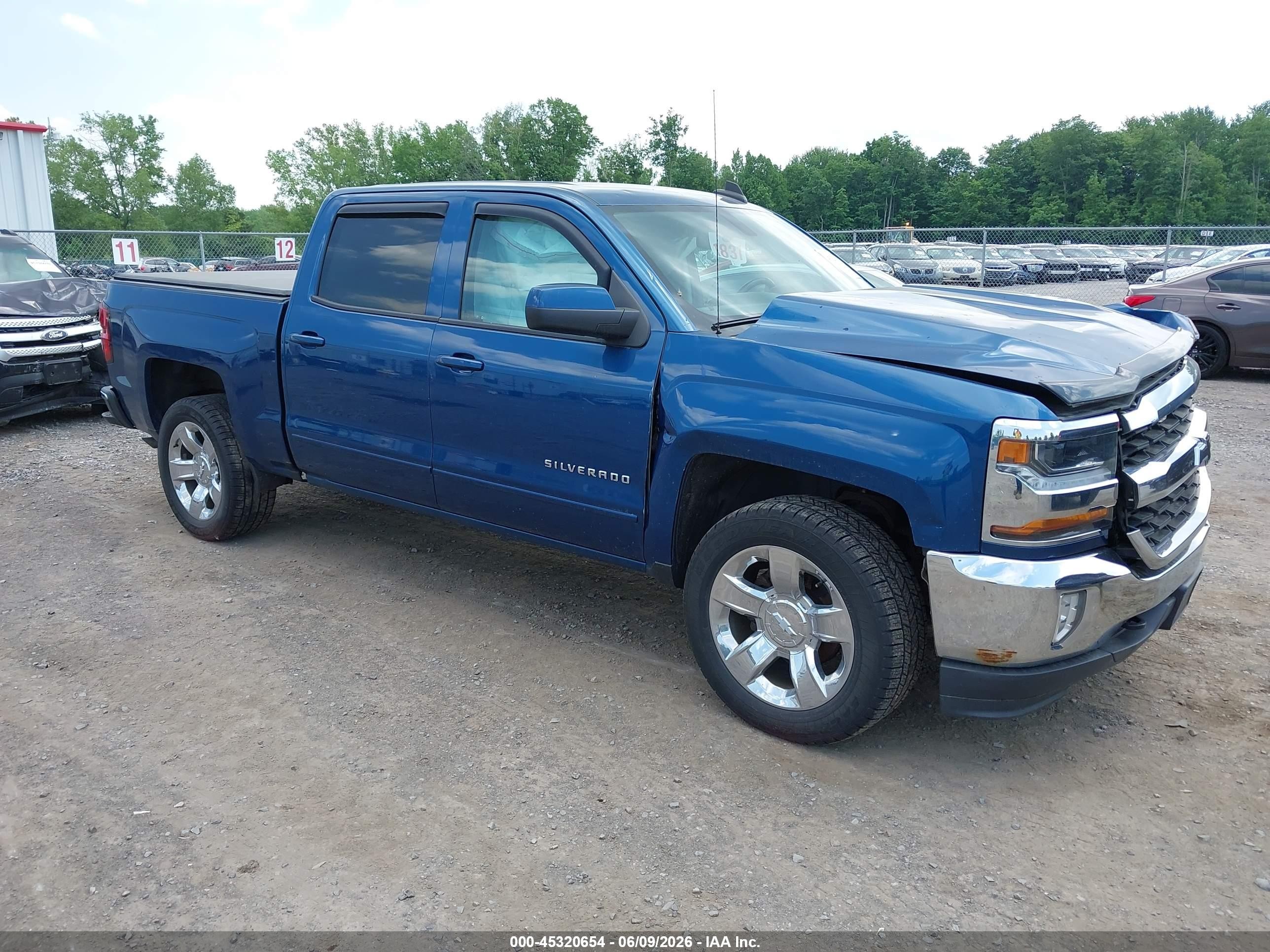 2018 Chevrolet Silverado 1500 LT, VIN 3GCUKRER0JG360115 — Front end