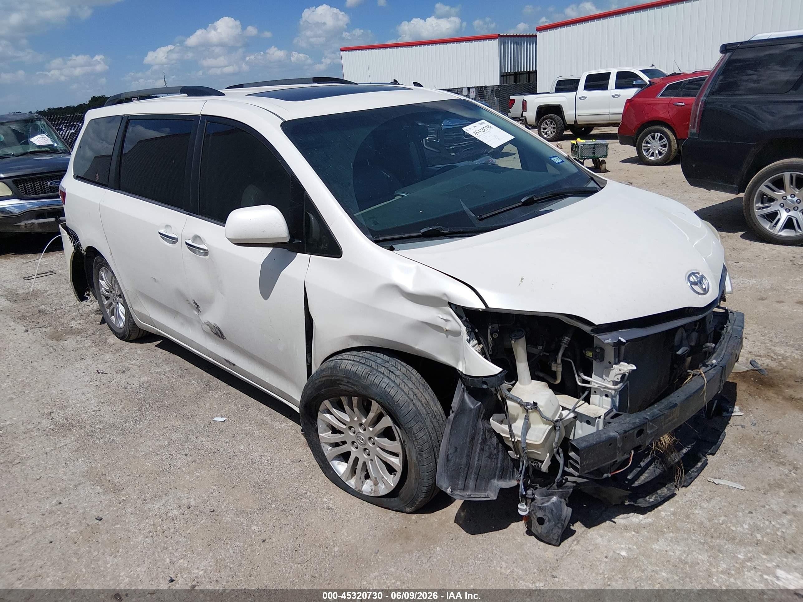 2015 Toyota Sienna XLE, VIN 5TDYK3DC1FS557802 — Перед