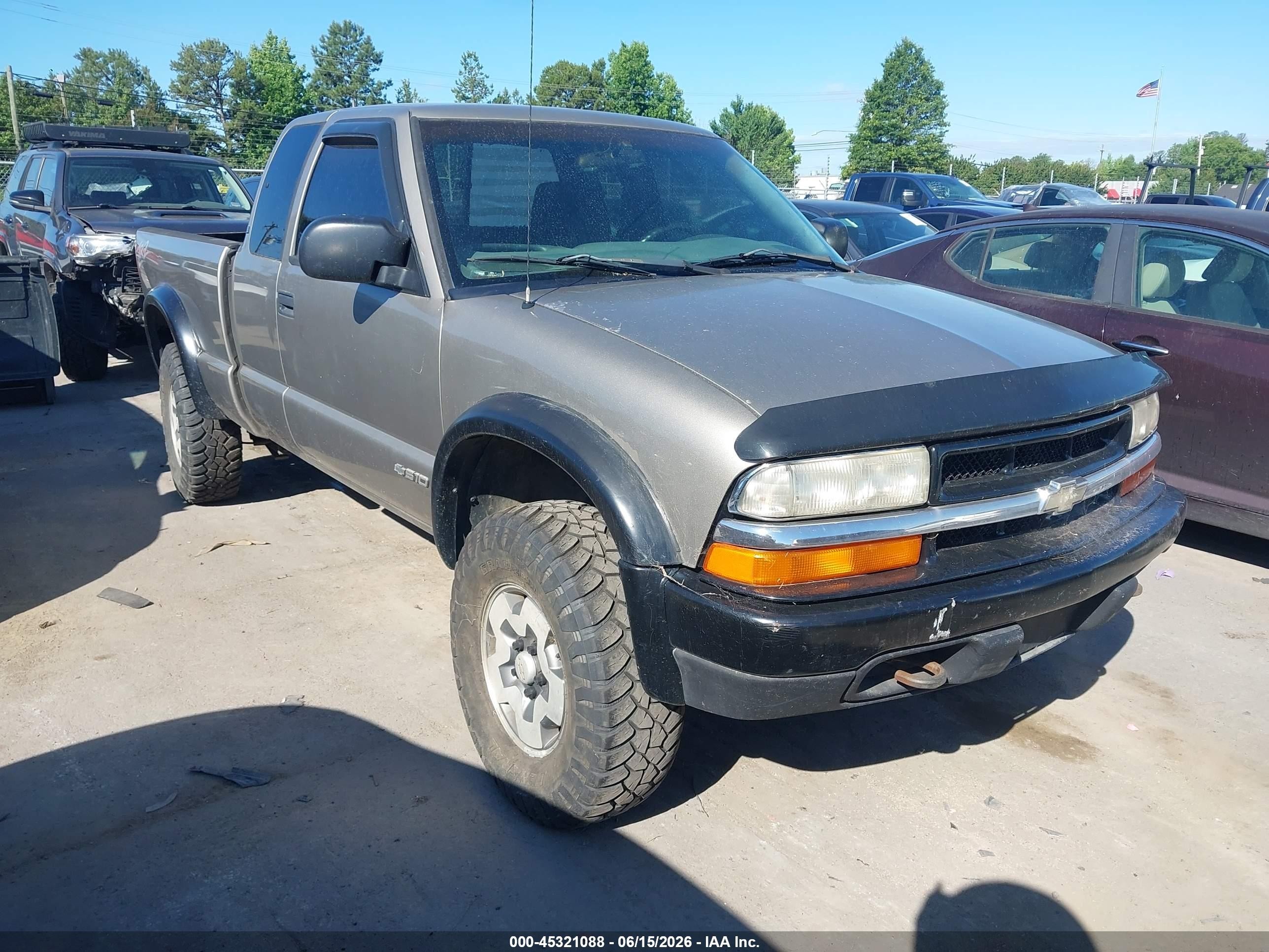 2003 Chevrolet S-10 LS, VIN 1GCCT19X938192129 — Rear end