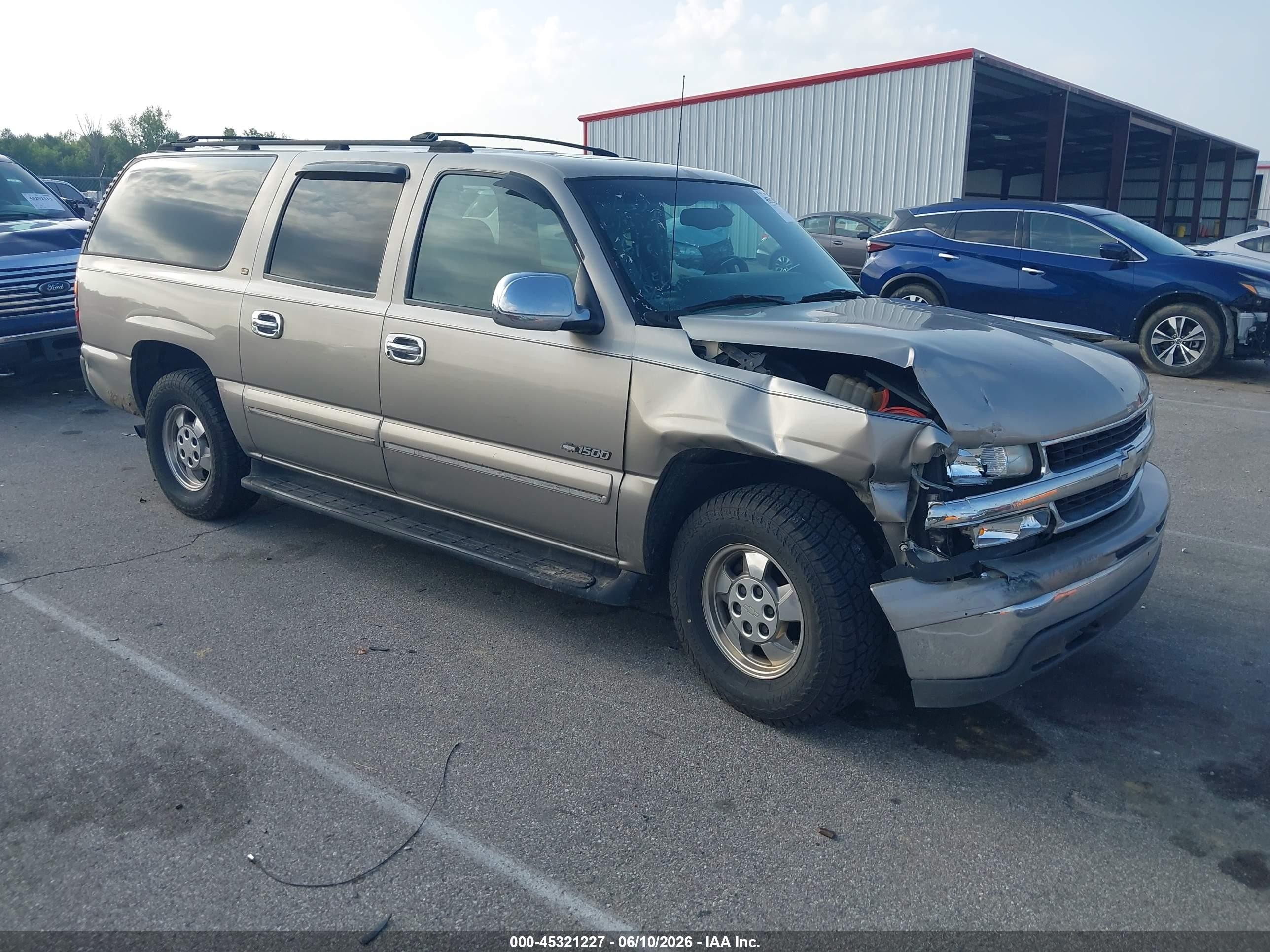 2000 Chevrolet Suburban LS, VIN 3GNFK16T1YG188781 — Front end