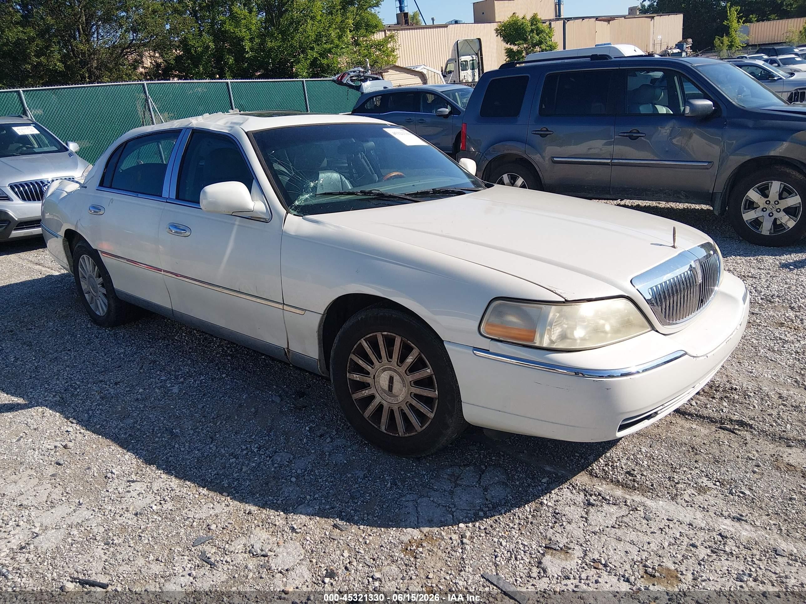 2004 Lincoln Town Car Ultimate, VIN 1LNHM83W64Y629805 — Rear end