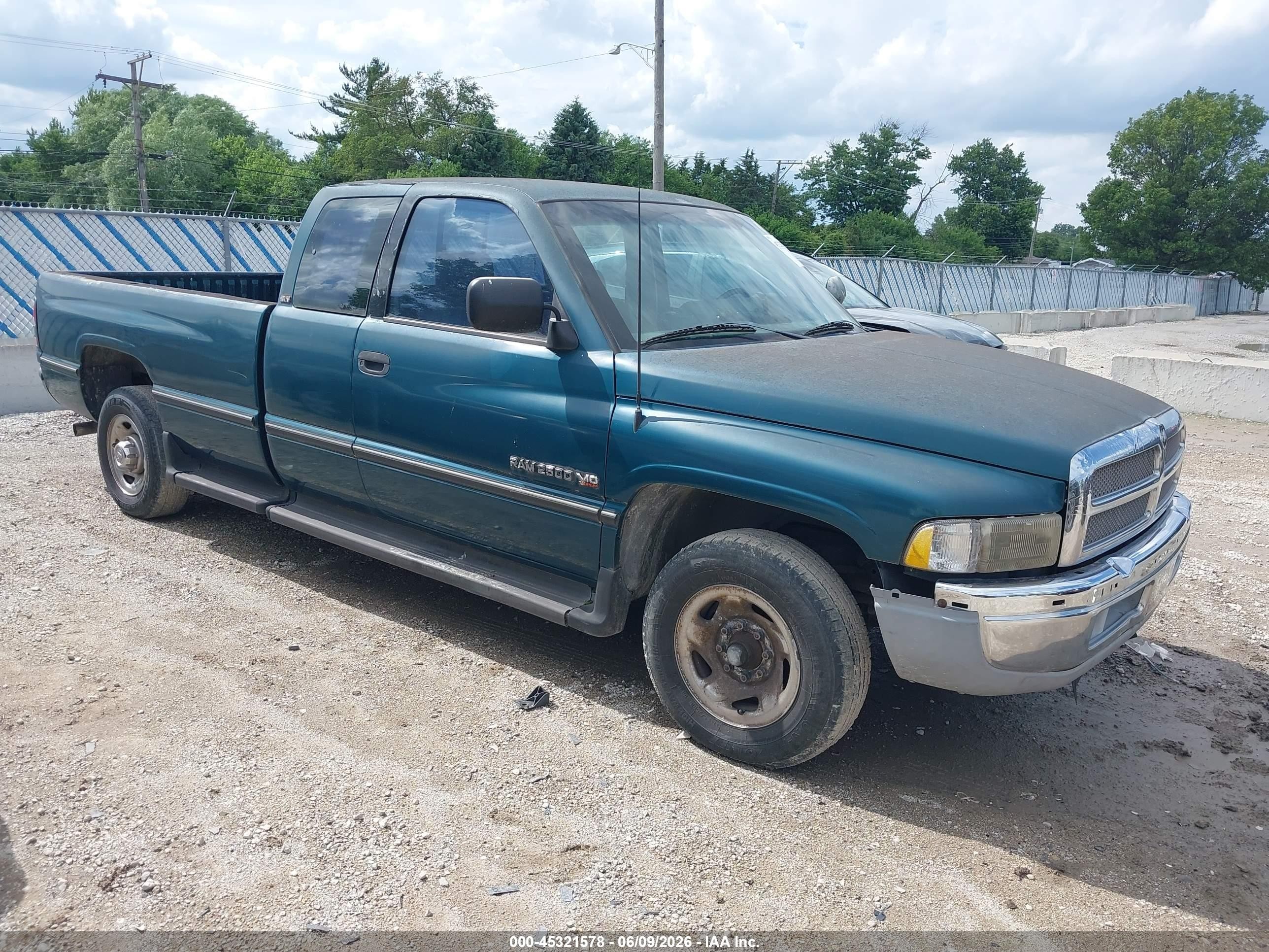 1996 Dodge 2500, VIN 3B7KC23WXTM159105 — Front end