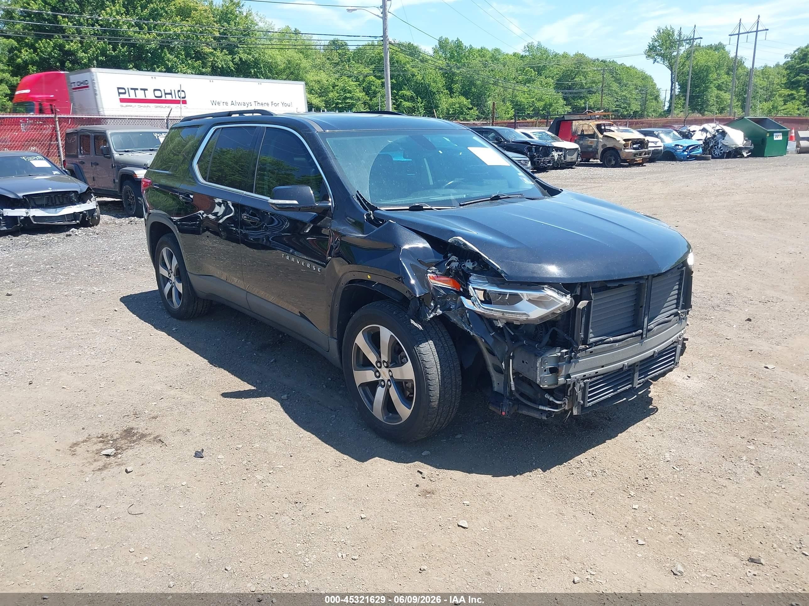 2019 Chevrolet Traverse LT, VIN 1GNEVHKW9KJ176587 — Front end