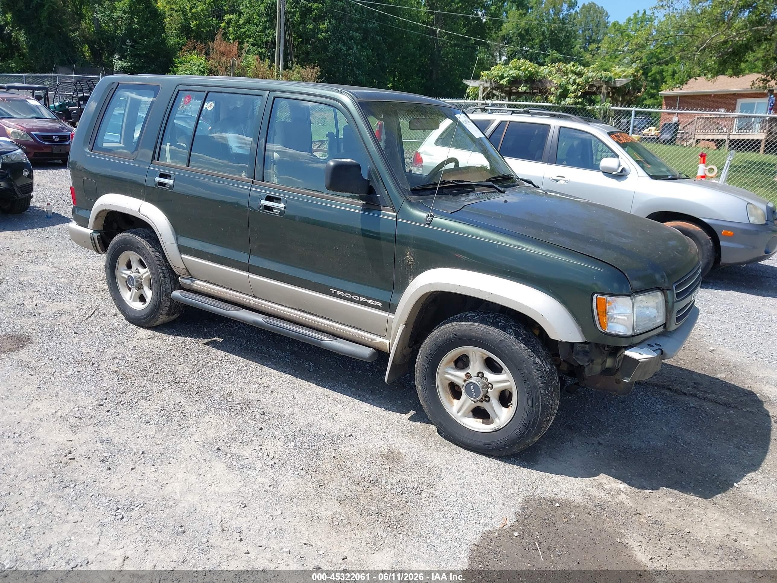 2001 Isuzu Trooper S, VIN JACDJ58XX17J15595 — Front end
