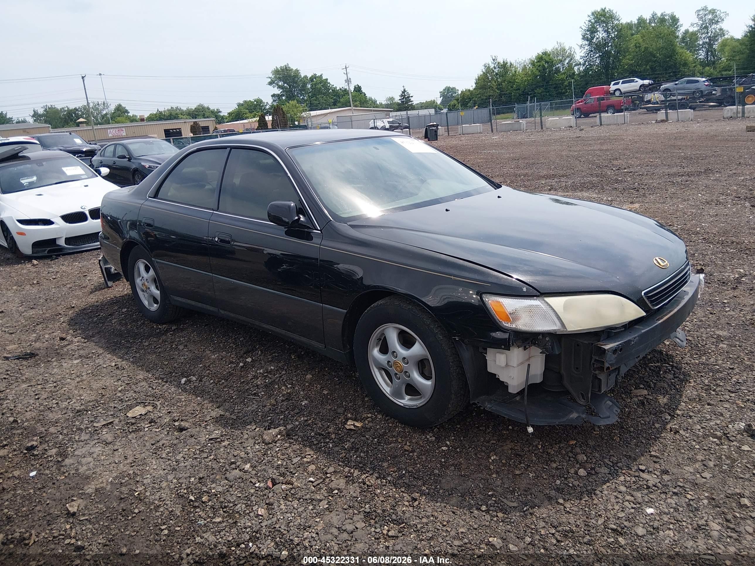 1998 Lexus ES 300, VIN JT8BF28G5W5021473 — Front end
