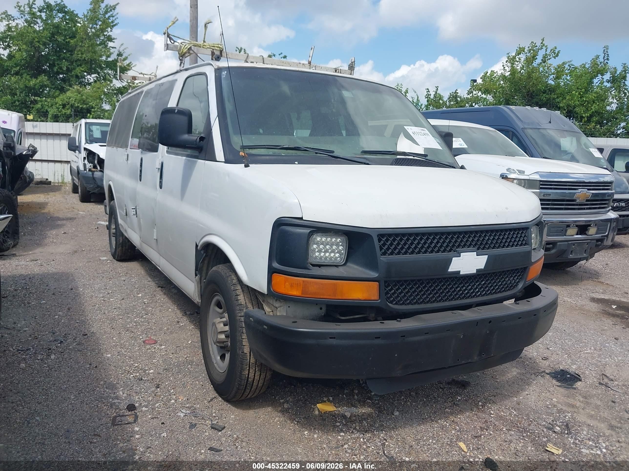 2005 Chevrolet Express Passenger, VIN 1GAHG39U551195920 — Side