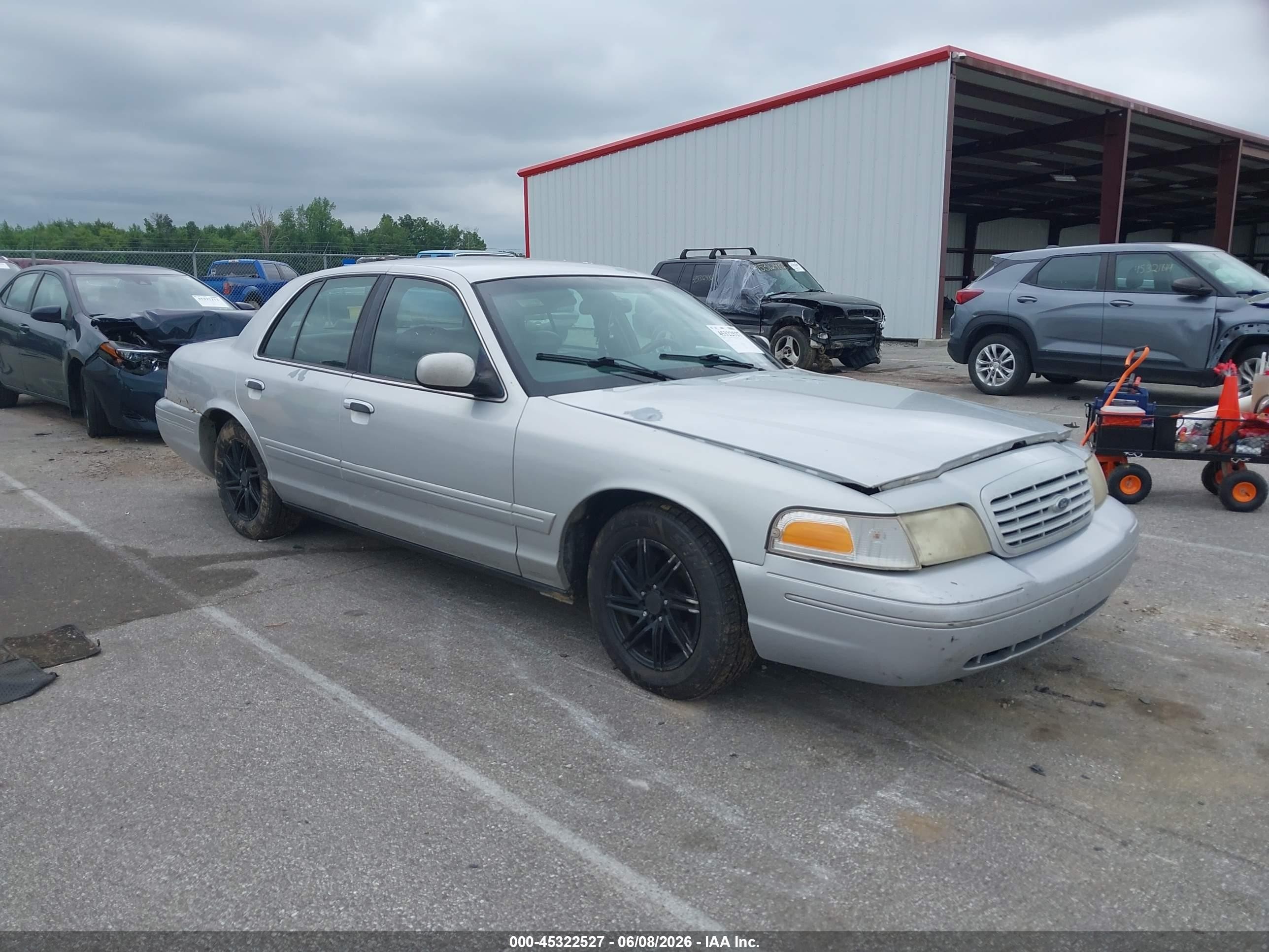 2002 Ford Crown Victoria LX, VIN 2FAFP74WX2X112456 — Front end