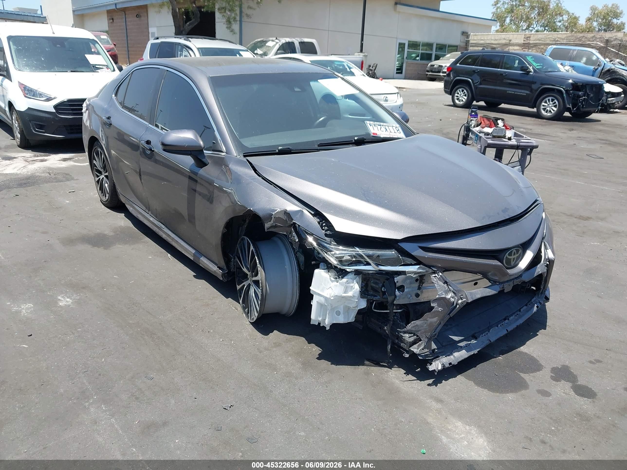 2020 Toyota Camry SE, VIN 4T1G11AK5LU962661 — Front end