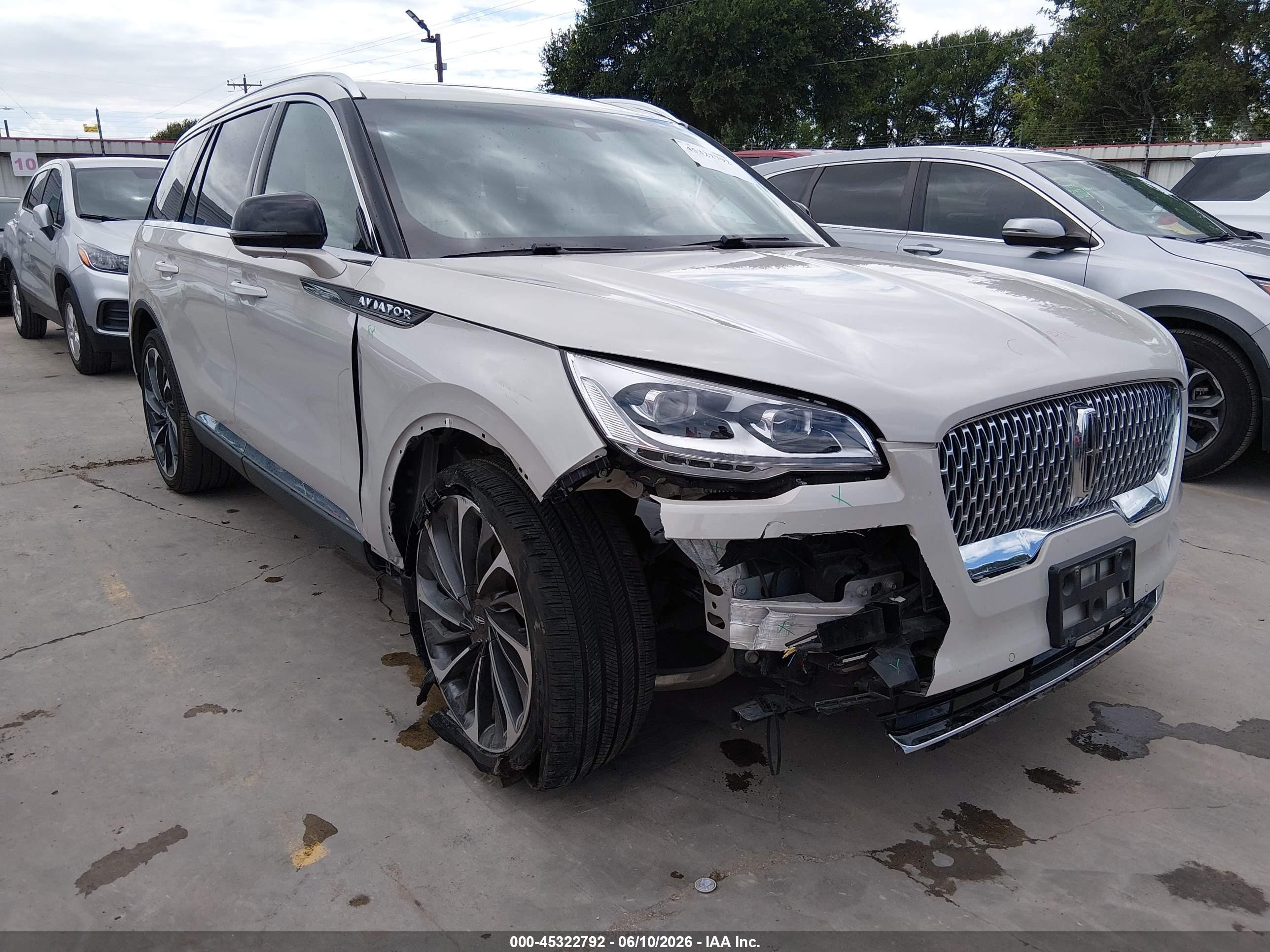 2023 Lincoln Aviator Reserve, VIN 5LM5J7WC0PGL00712 — Перед