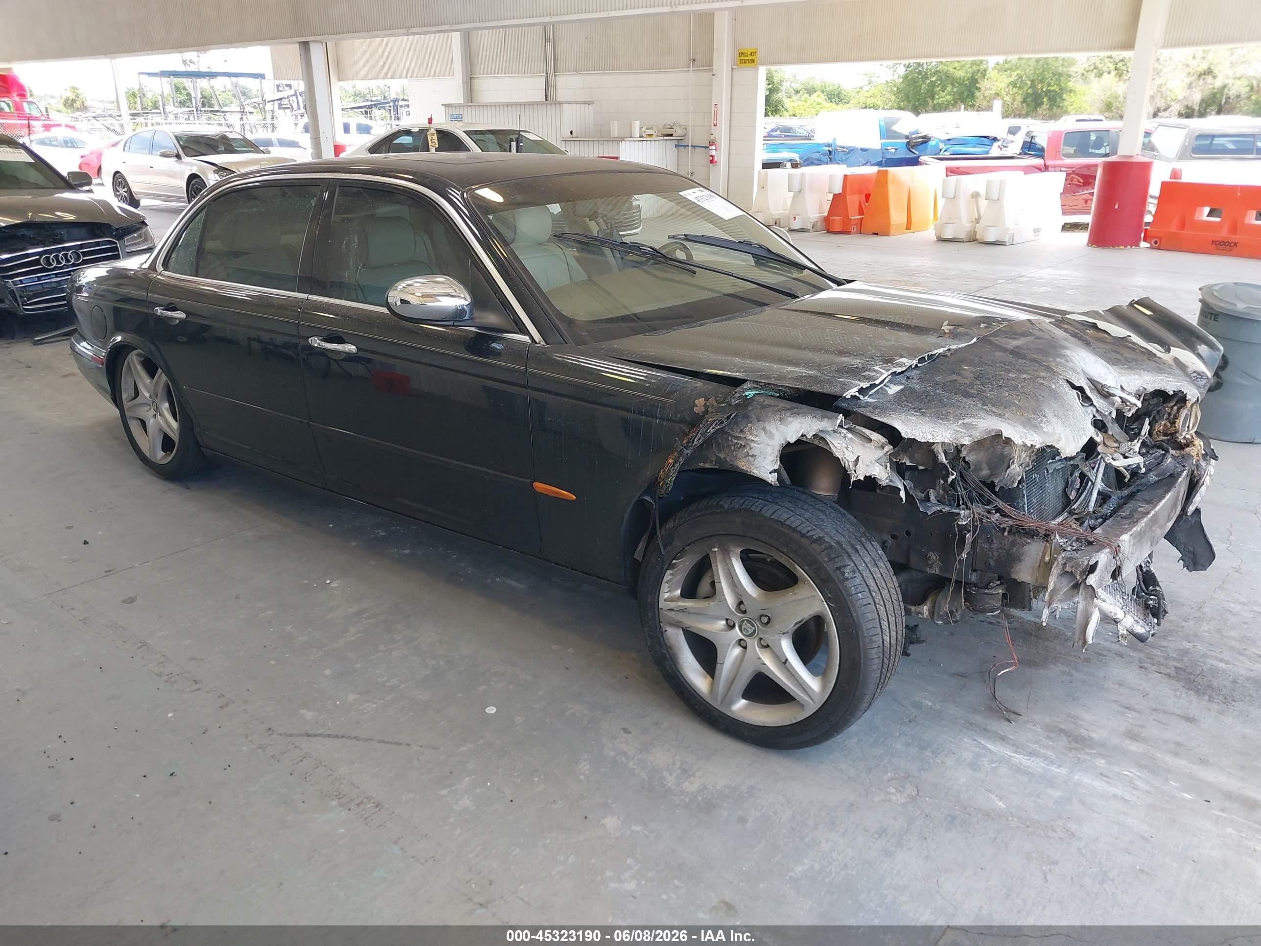 2005 Jaguar XJ Vanden Plas, VIN SAJWA82C35SG47585 — Пожар в моторном отсеке